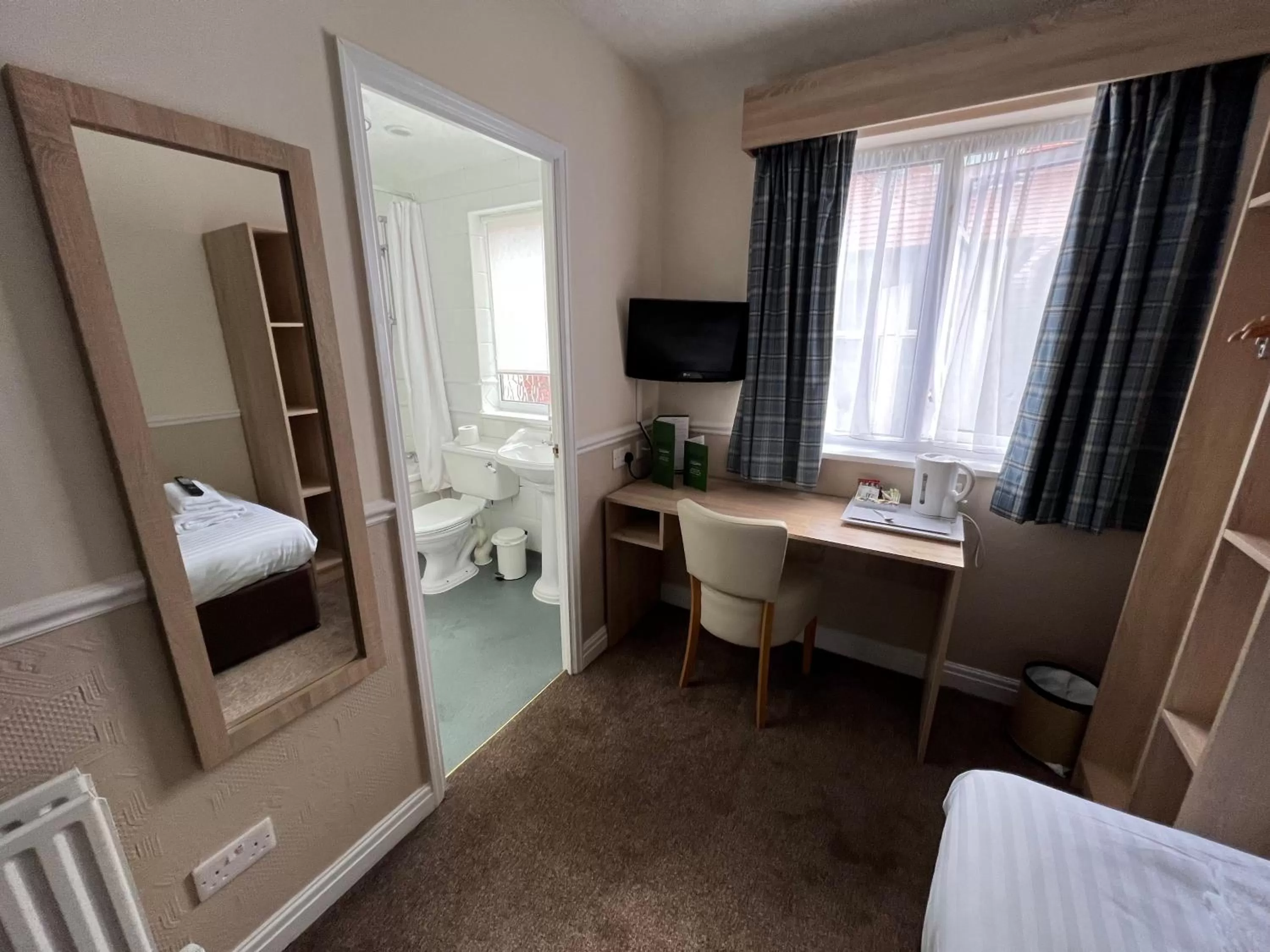 Bedroom, Bed in North Shore Hotel