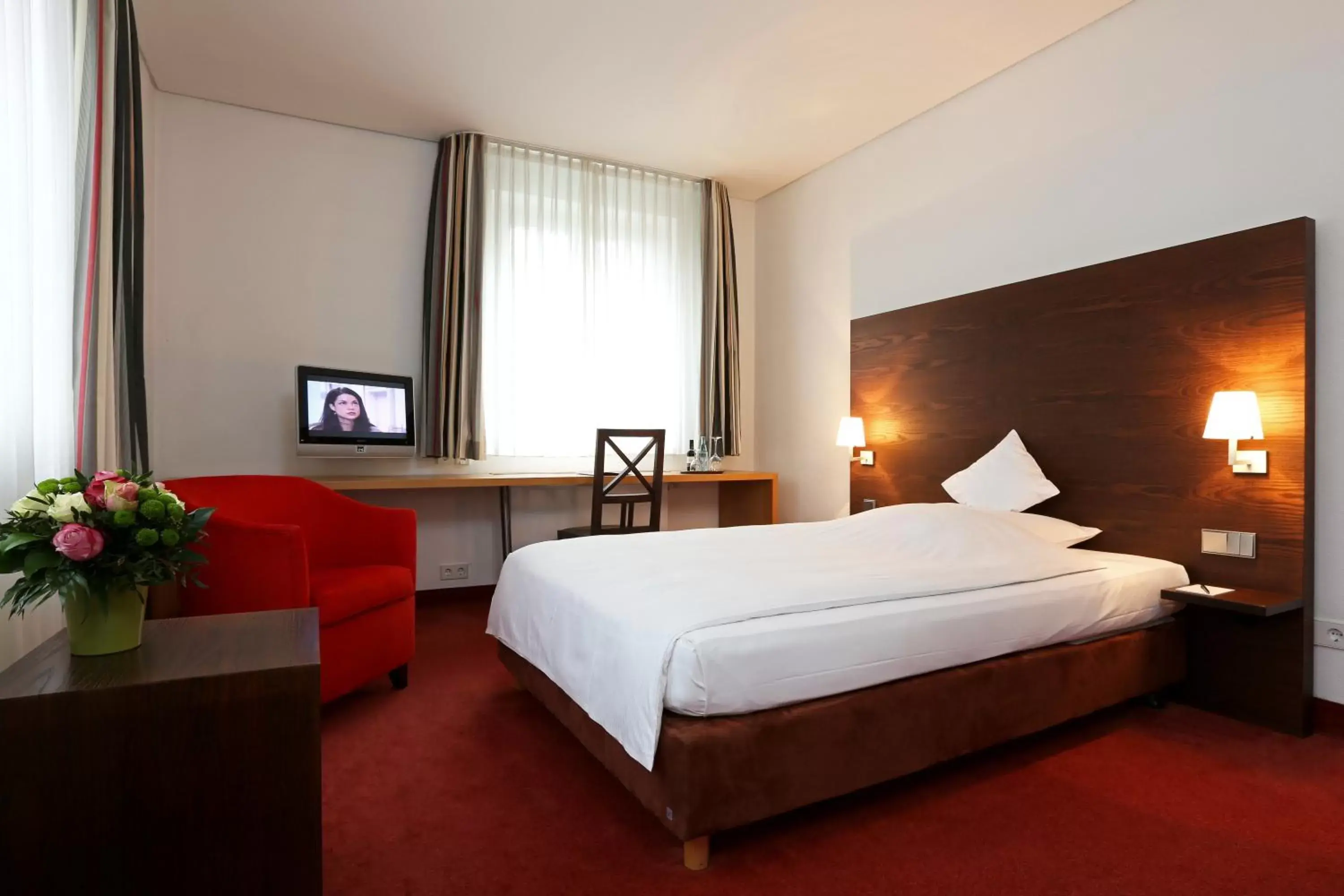 Photo of the whole room, Bed in Parkhotel Wolfsburg