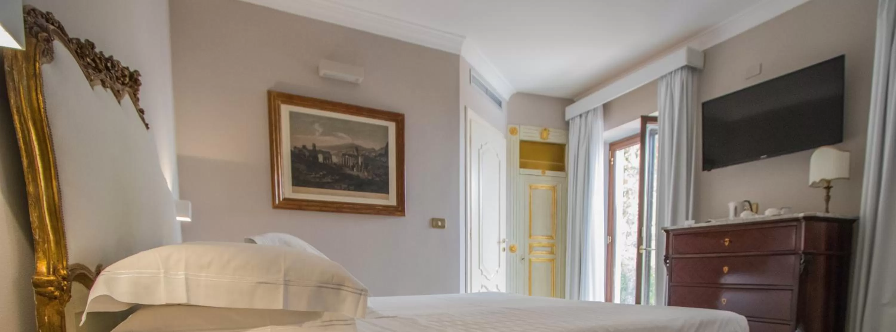 Photo of the whole room, Bed in Hotel Villa Taormina