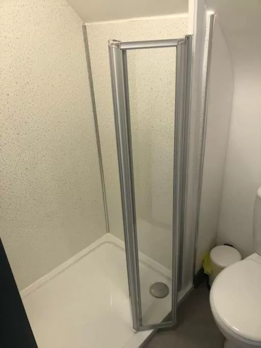 Shower in Newly refurbished studio, great location 8 studios