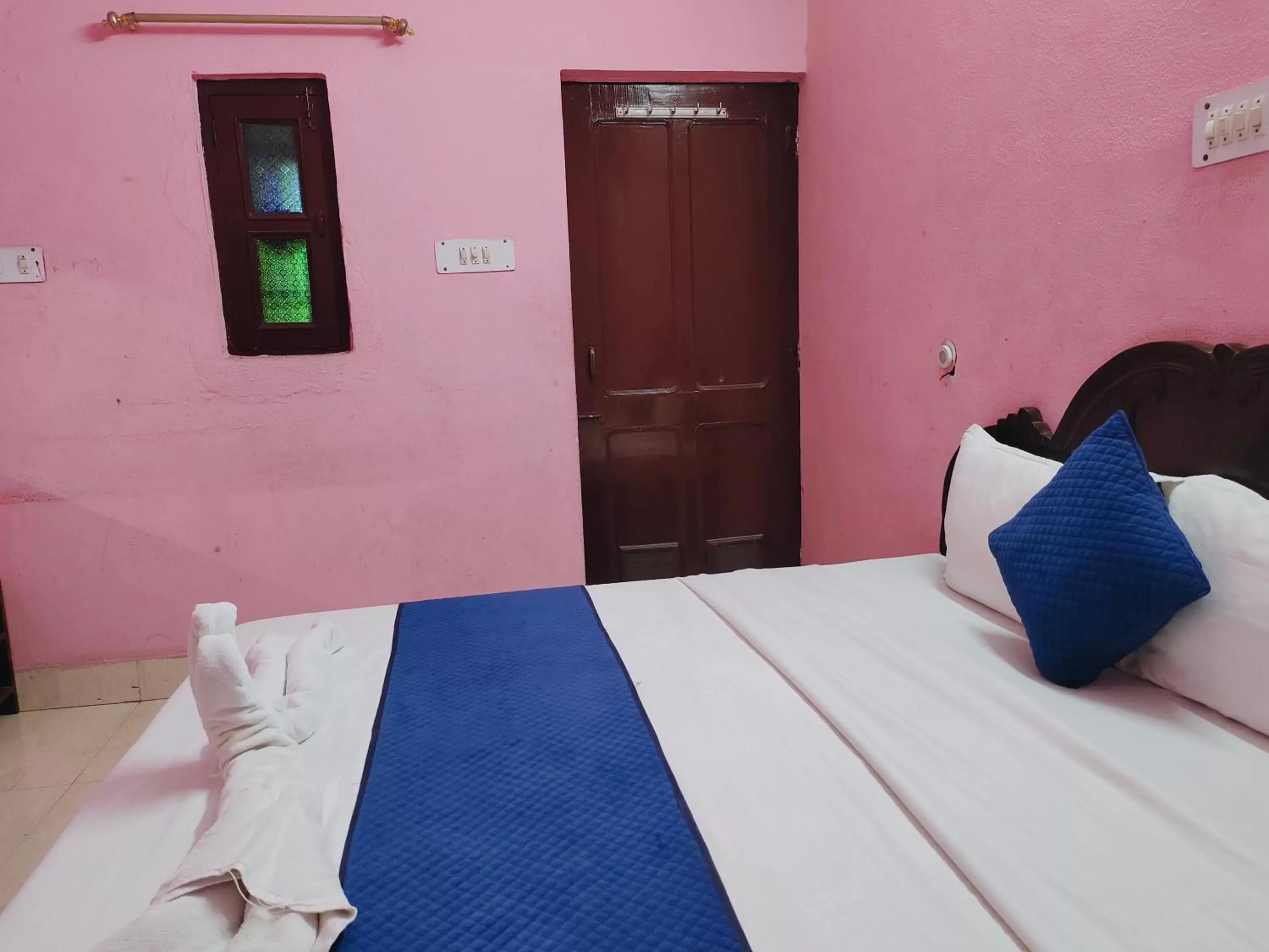 Deluxe Queen Room - single occupancy in The Maurvi Inn Deluxe Queen Room - single occupancy in The Maurvi Inn