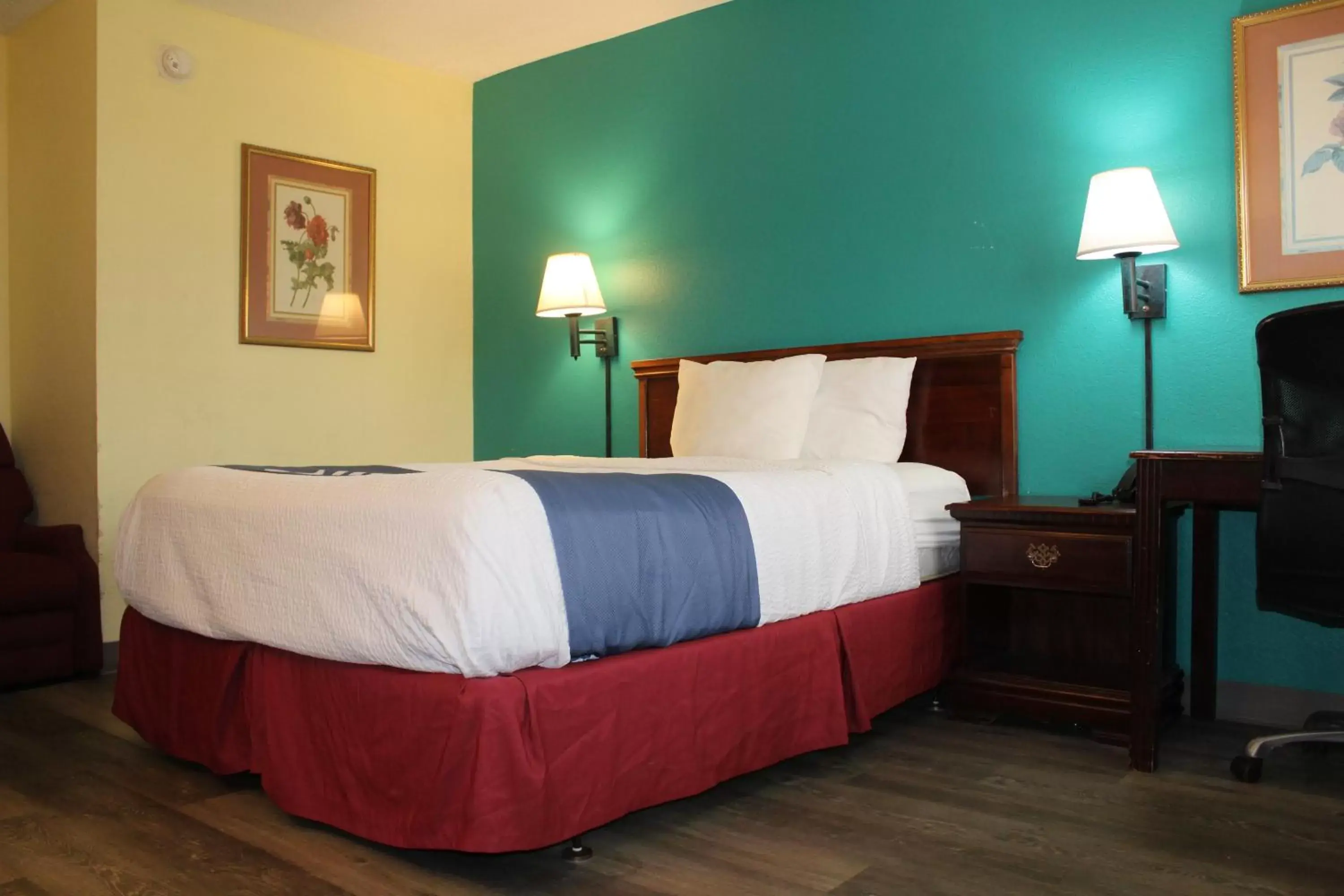 Bedroom, Bed in Days Inn by Wyndham Marianna