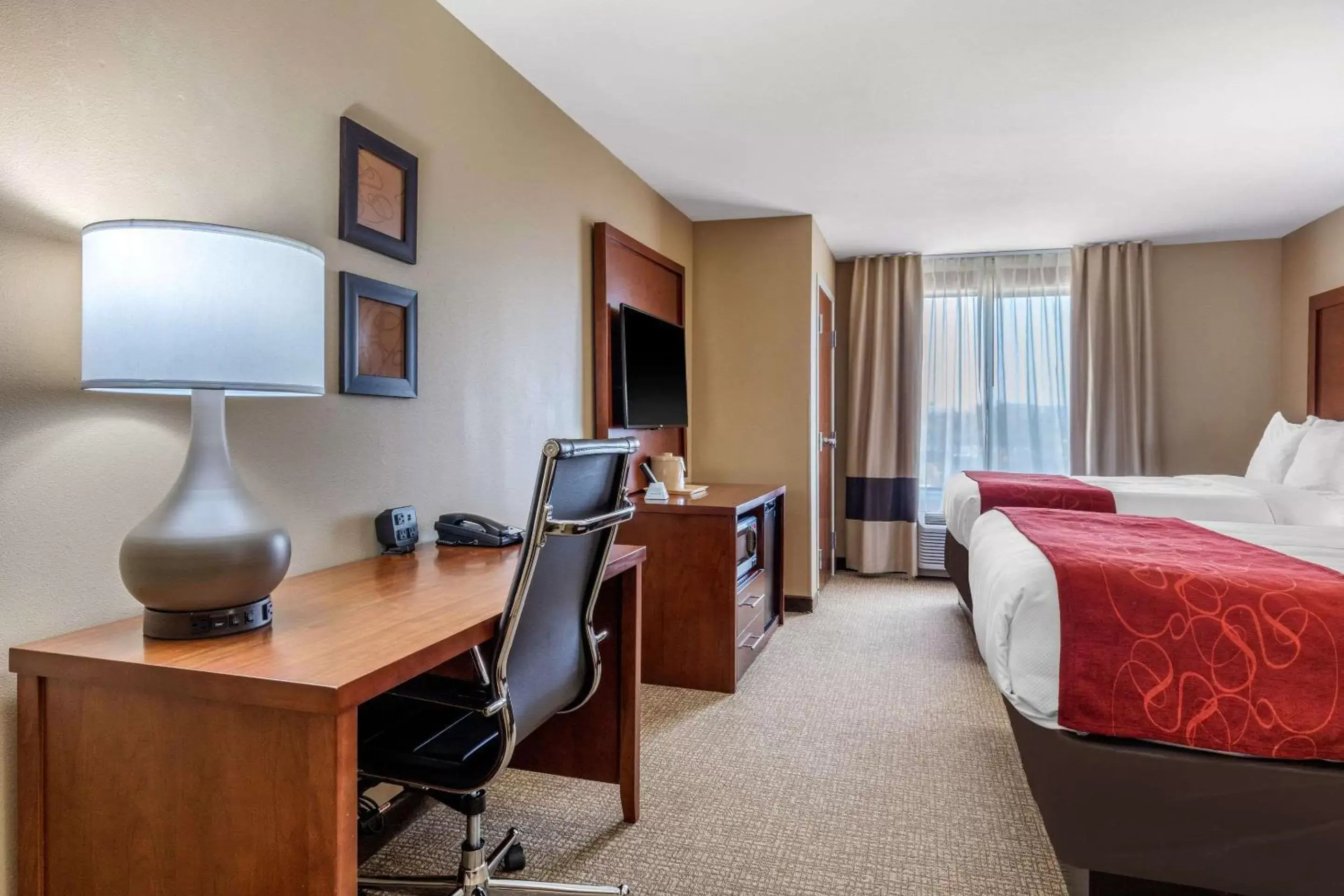 Photo of the whole room, TV/Entertainment Center in Comfort Suites Pelham Hoover I-65