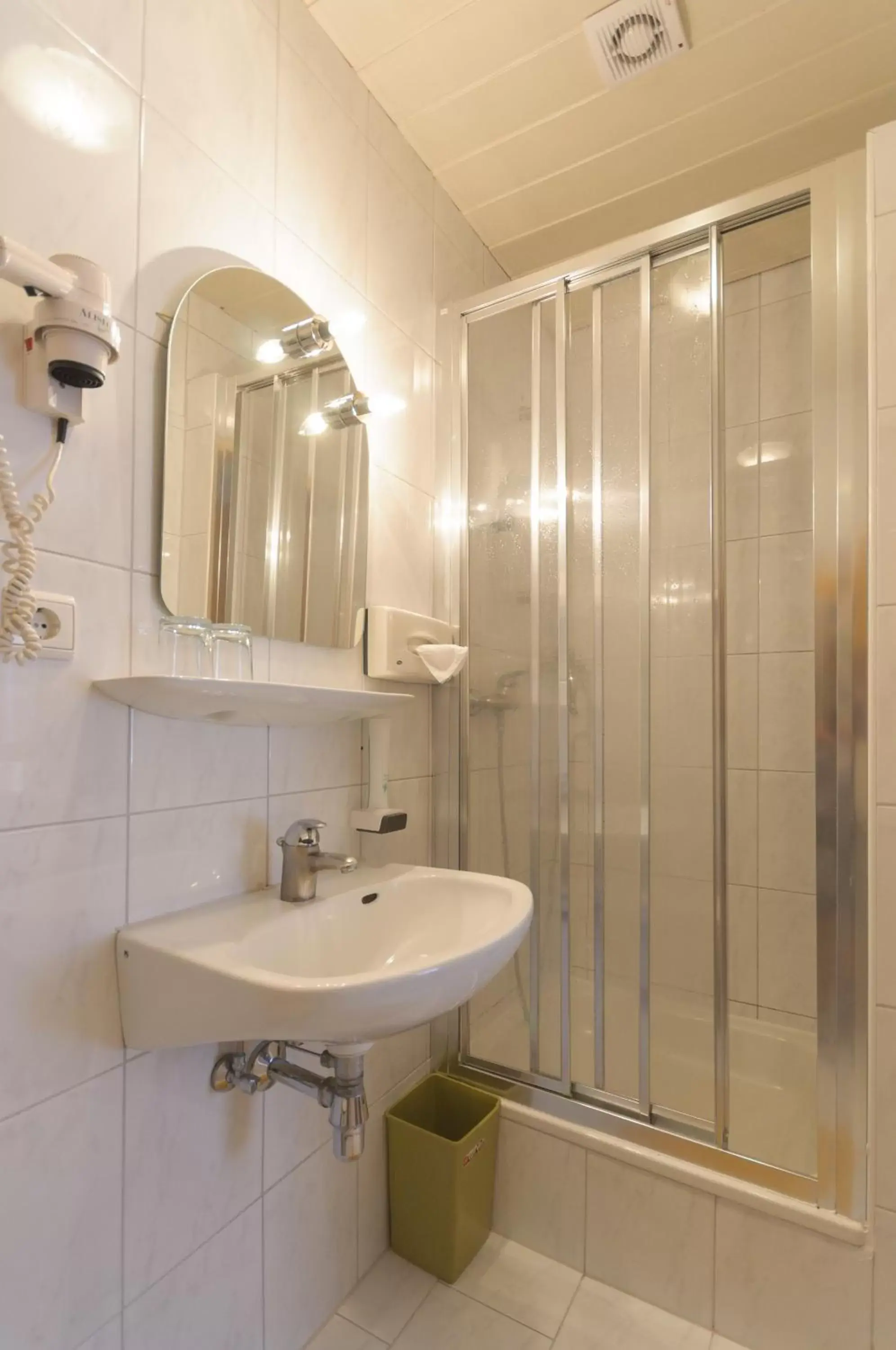 Photo of the whole room, Bathroom in Hotel Tautermann