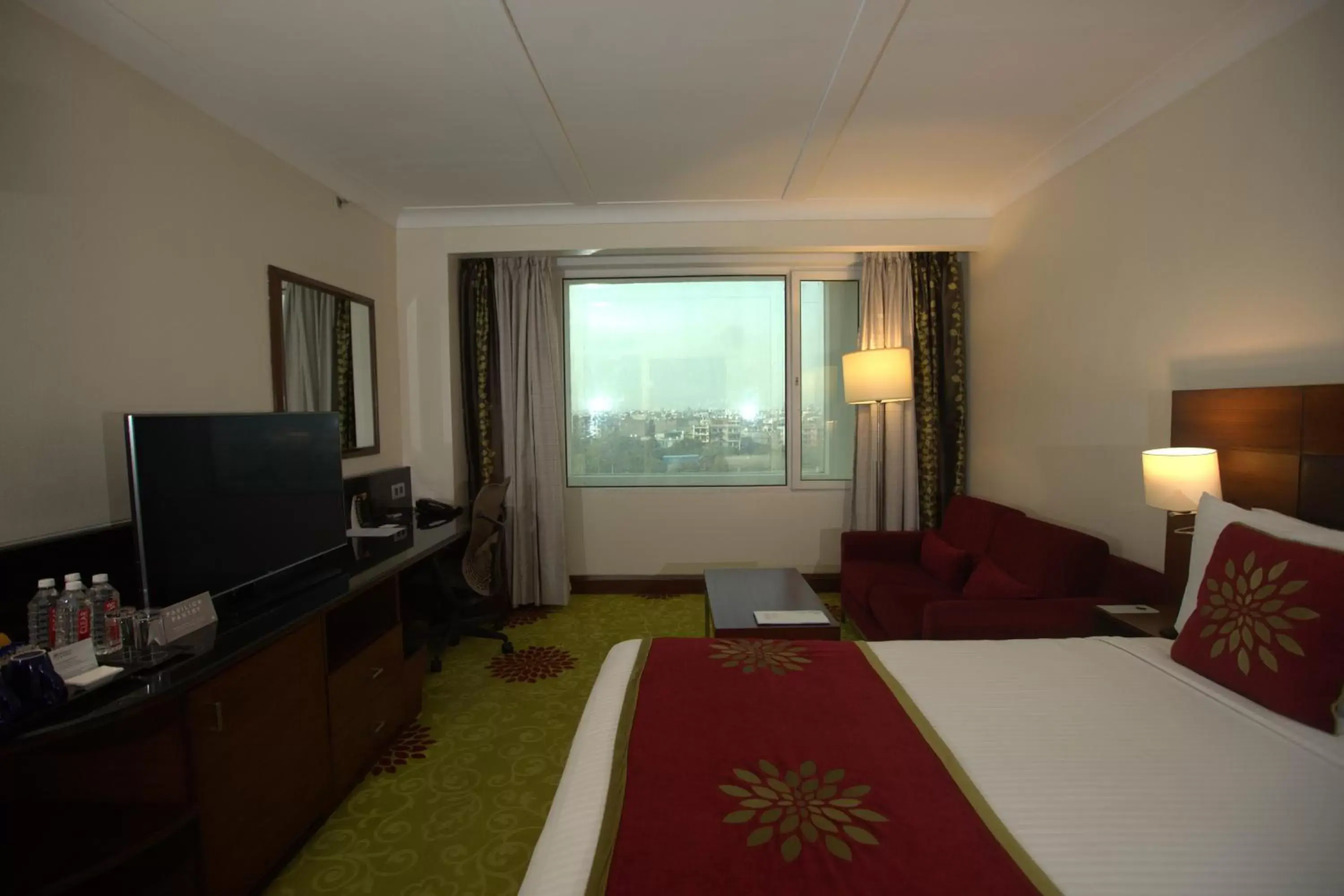 Bedroom, TV/Entertainment Center in Hilton Garden Inn New Delhi/Saket