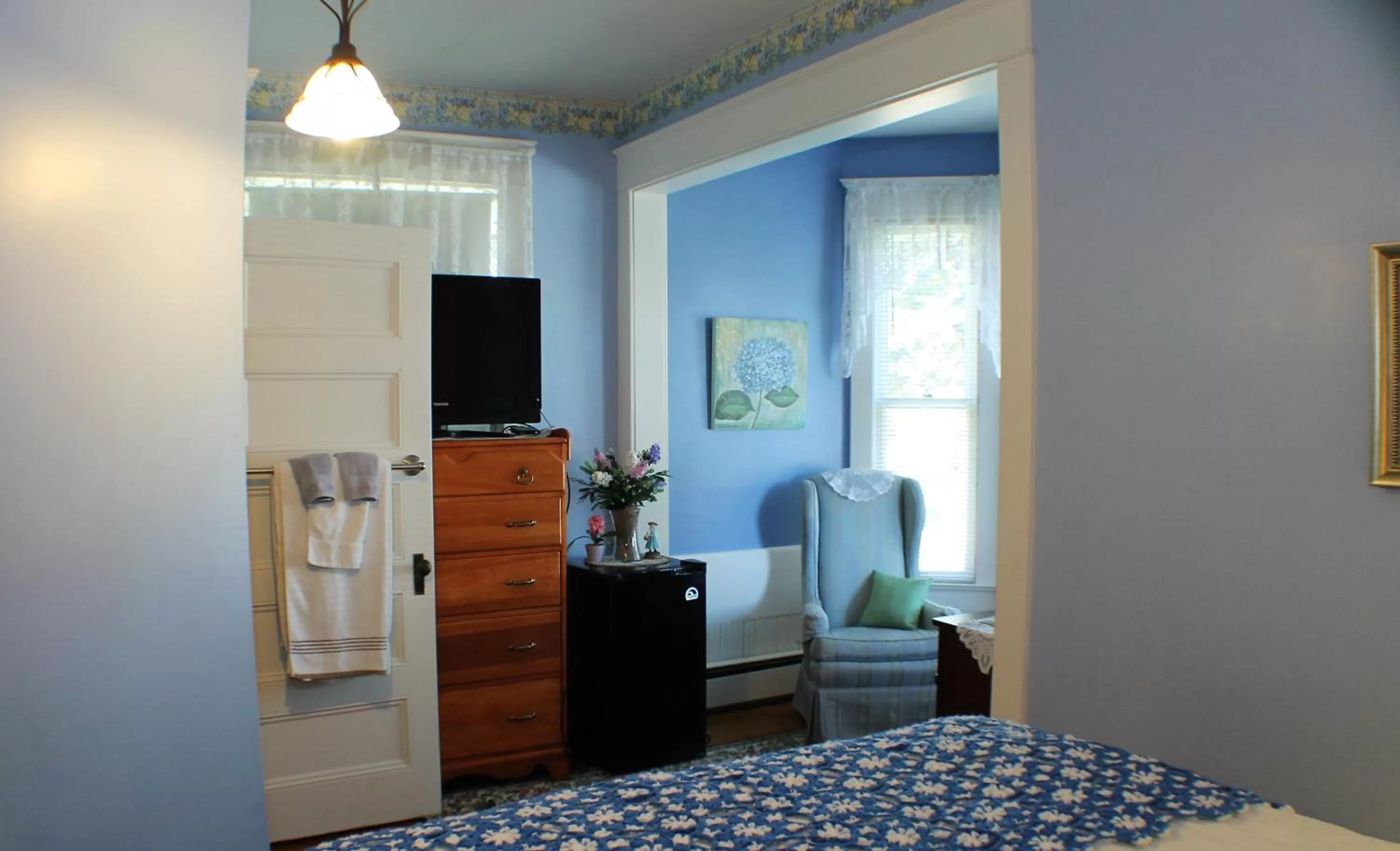 Bedroom, TV/Entertainment Center in The White Birch Inn