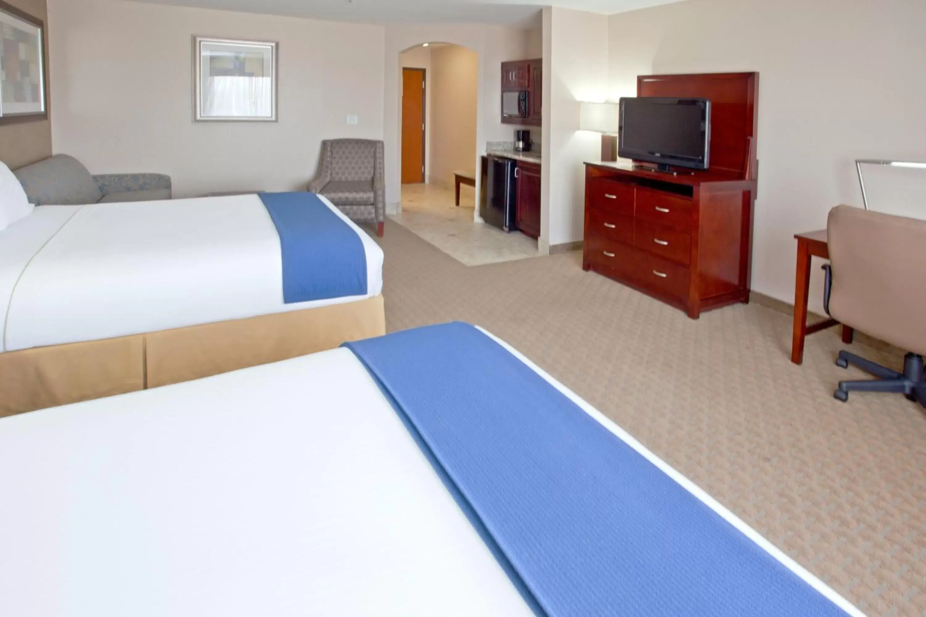Photo of the whole room, Bed in Holiday Inn Express & Suites College Station, an IHG Hotel