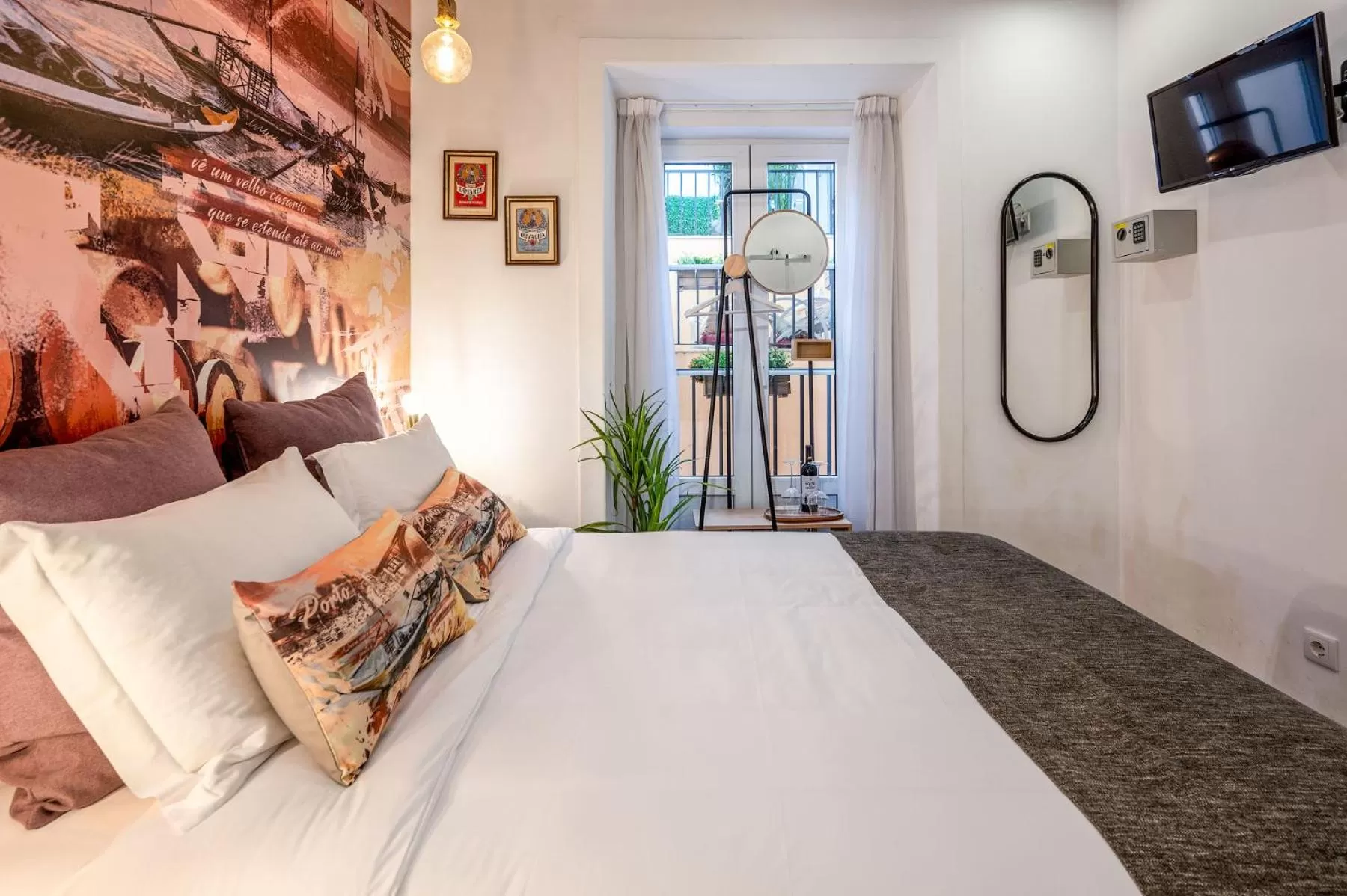 Bed in Lisbon Wine House - Rooms & Suites