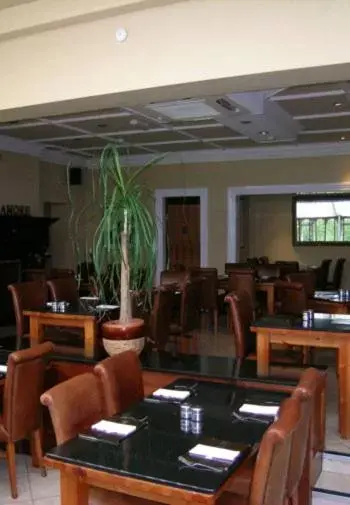 Restaurant/Places to Eat in The oaklands hotel
