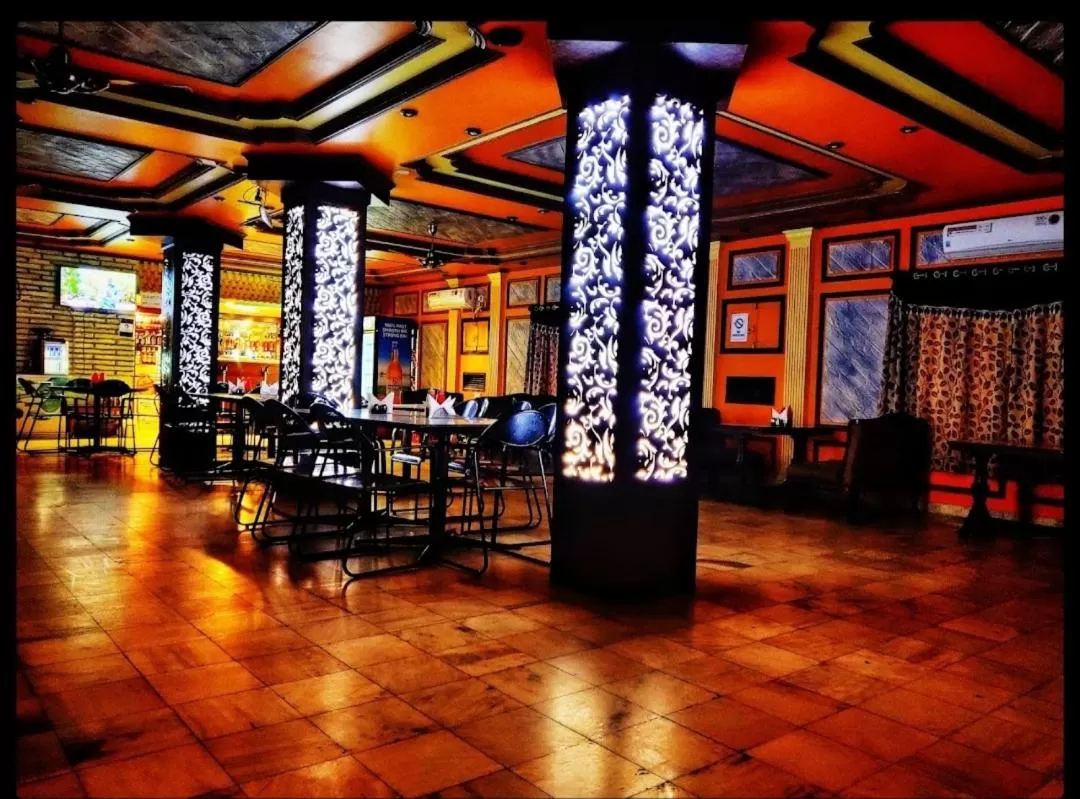 Restaurant/Places to Eat in Hotel Samrat
