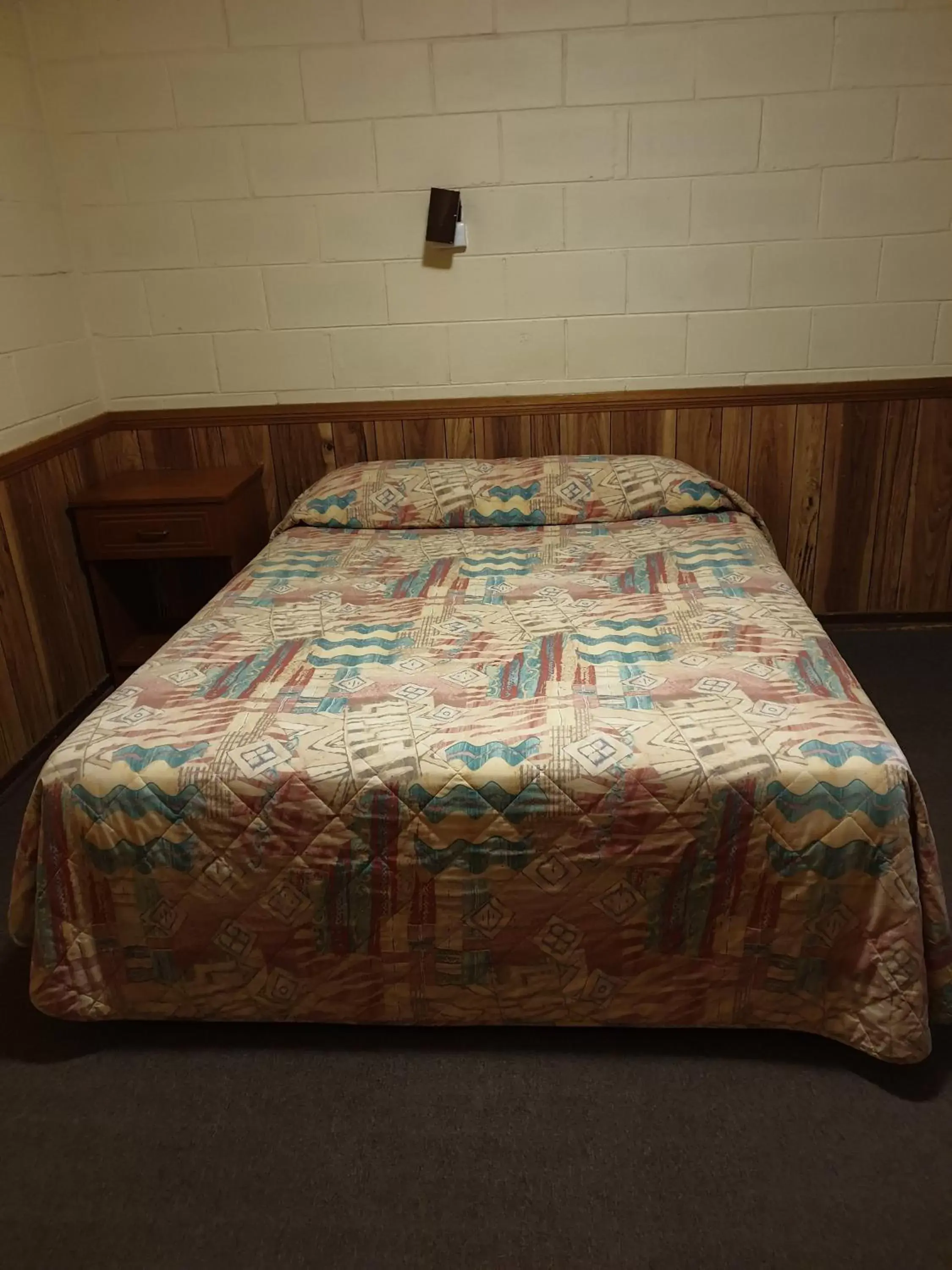 Bed in Opal Inn Hotel, Motel, Caravan Park