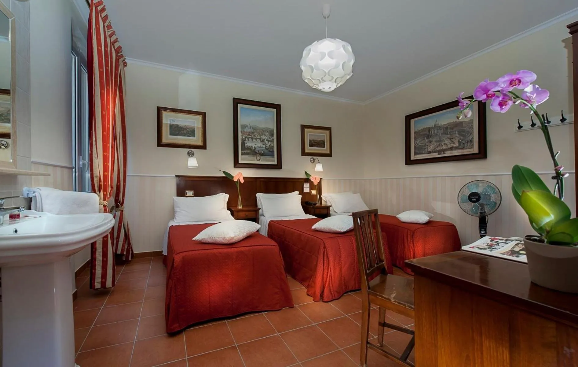 Photo of the whole room, Bed in Budget Rooms Des Arts