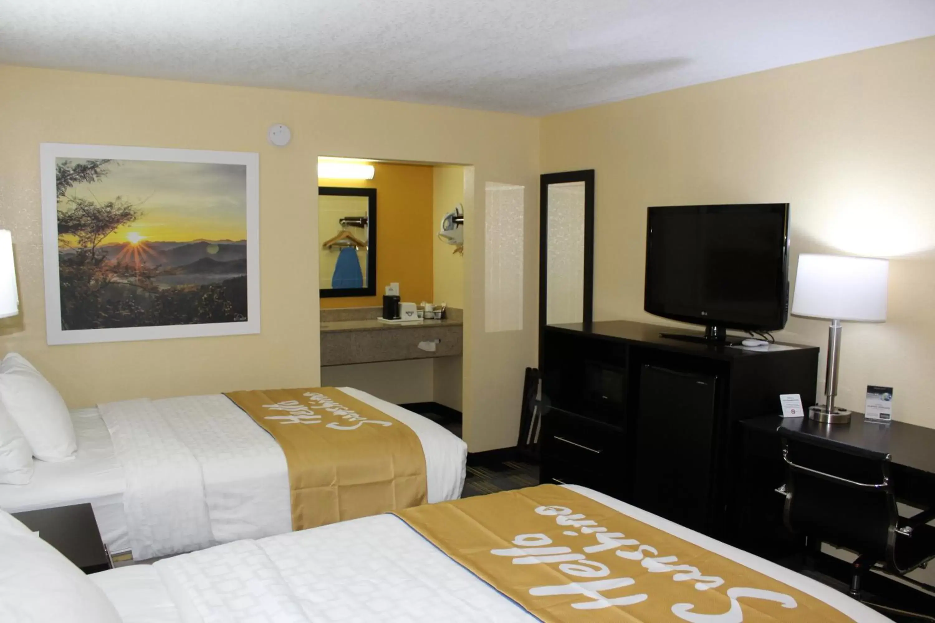 Breakfast, TV/Entertainment Center in Days Inn by Wyndham Canton