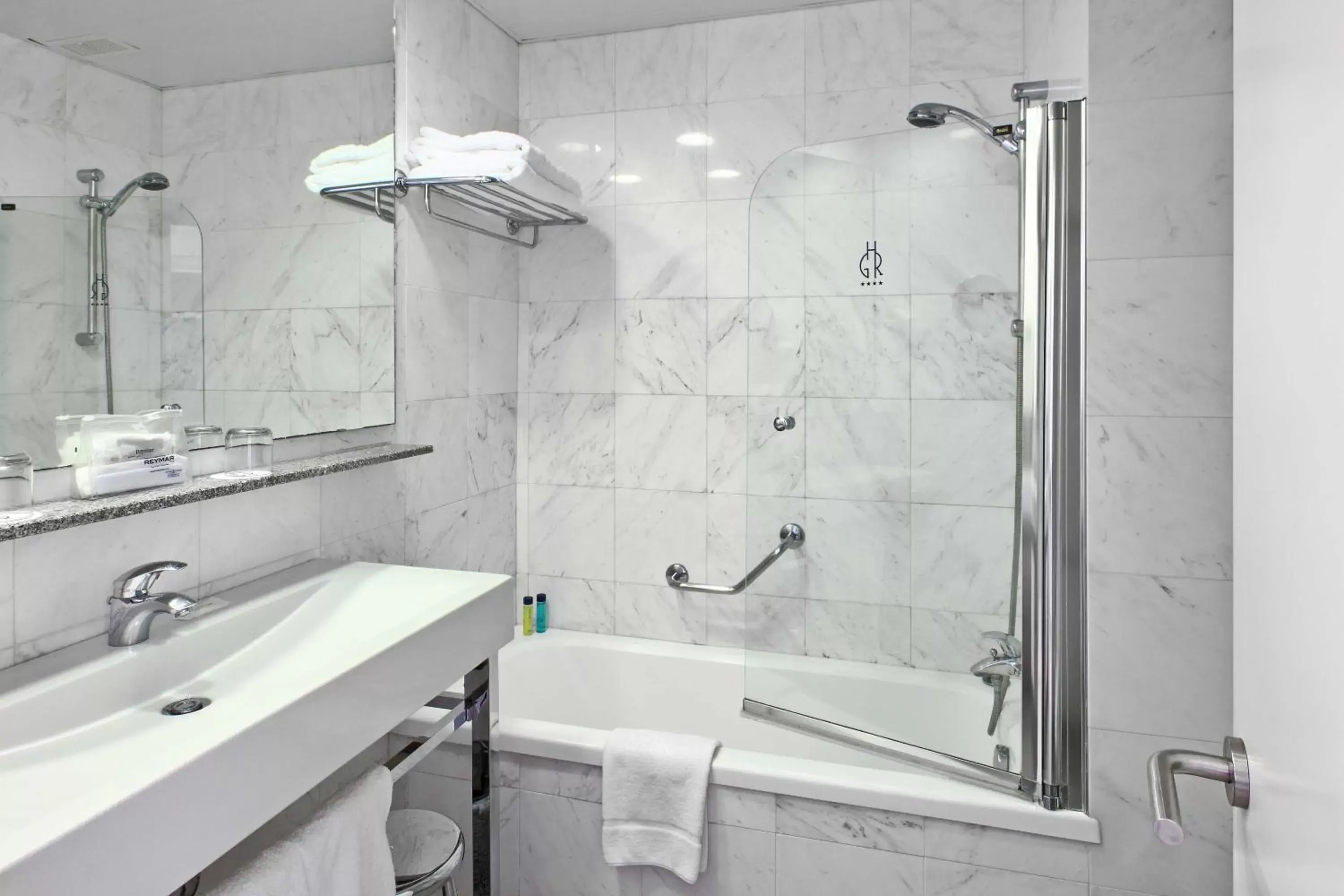 Shower, Bathroom in Gran Hotel Reymar