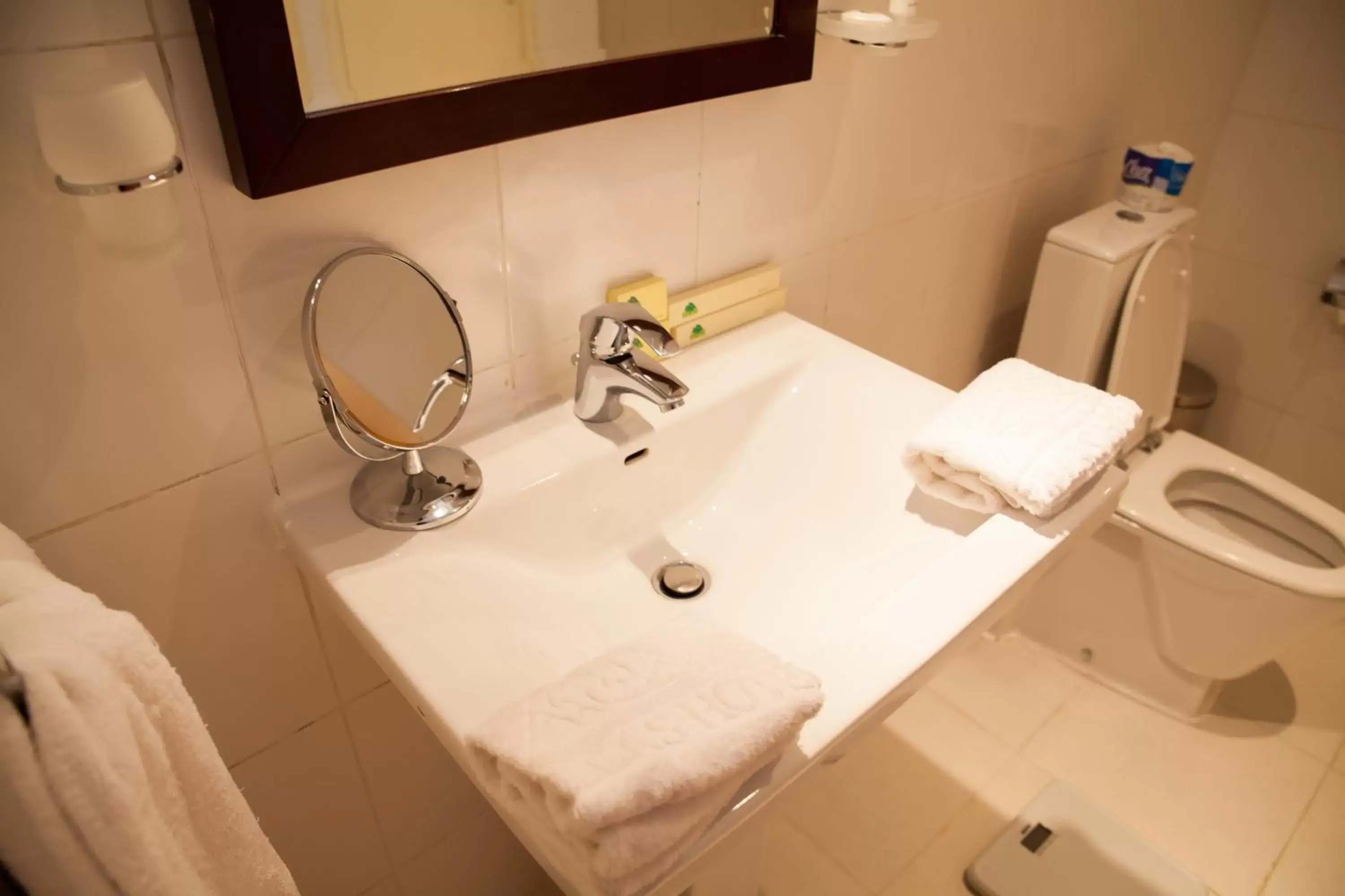 Deluxe Double or Twin Room with Lake View in Gorillas Lake Kivu Hotel Deluxe Double or Twin Room with Lake View in Gorillas Lake Kivu Hotel