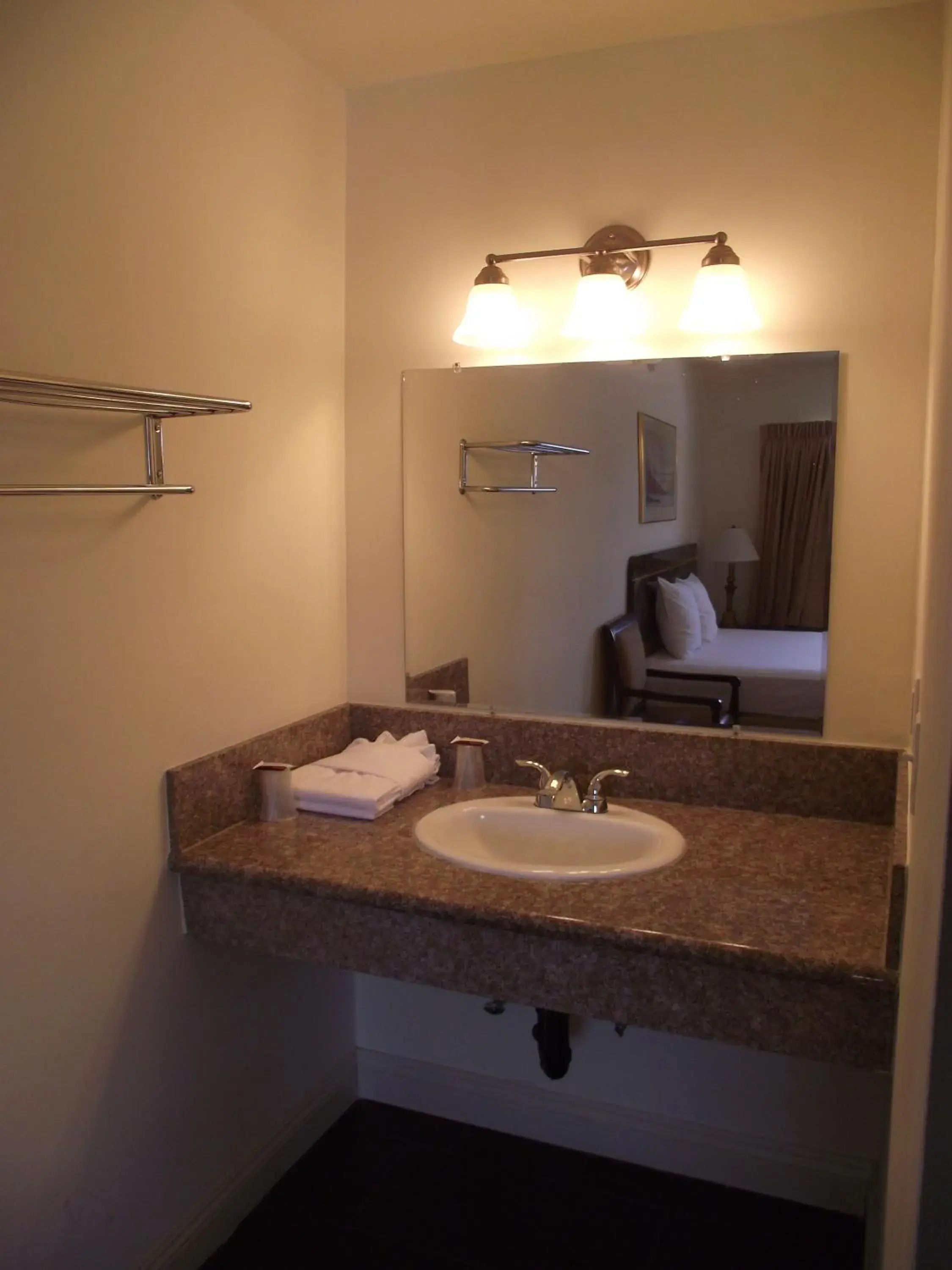 Area and facilities, Bathroom in SandPiper Motel - Los Angeles
