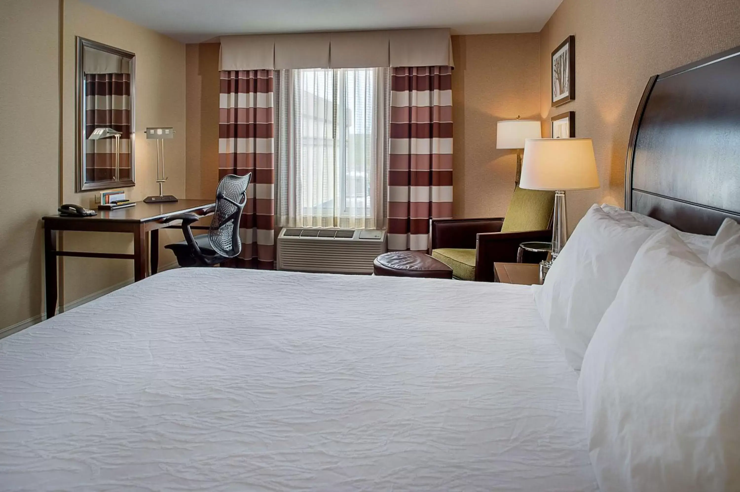 Bedroom, Bed in Hilton Garden Inn St. Louis Airport