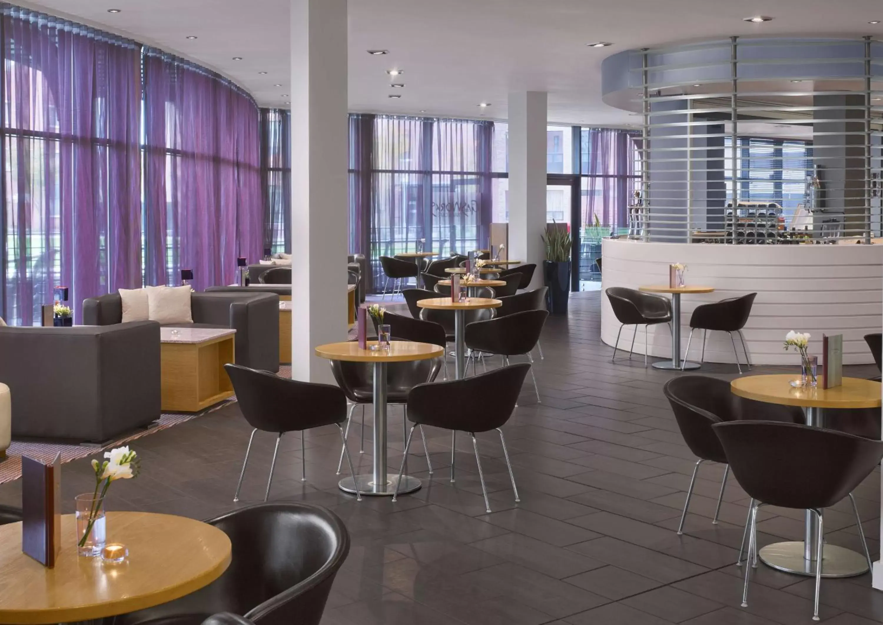 Lounge or bar, Restaurant/Places to Eat in Radisson Blu Hotel Belfast