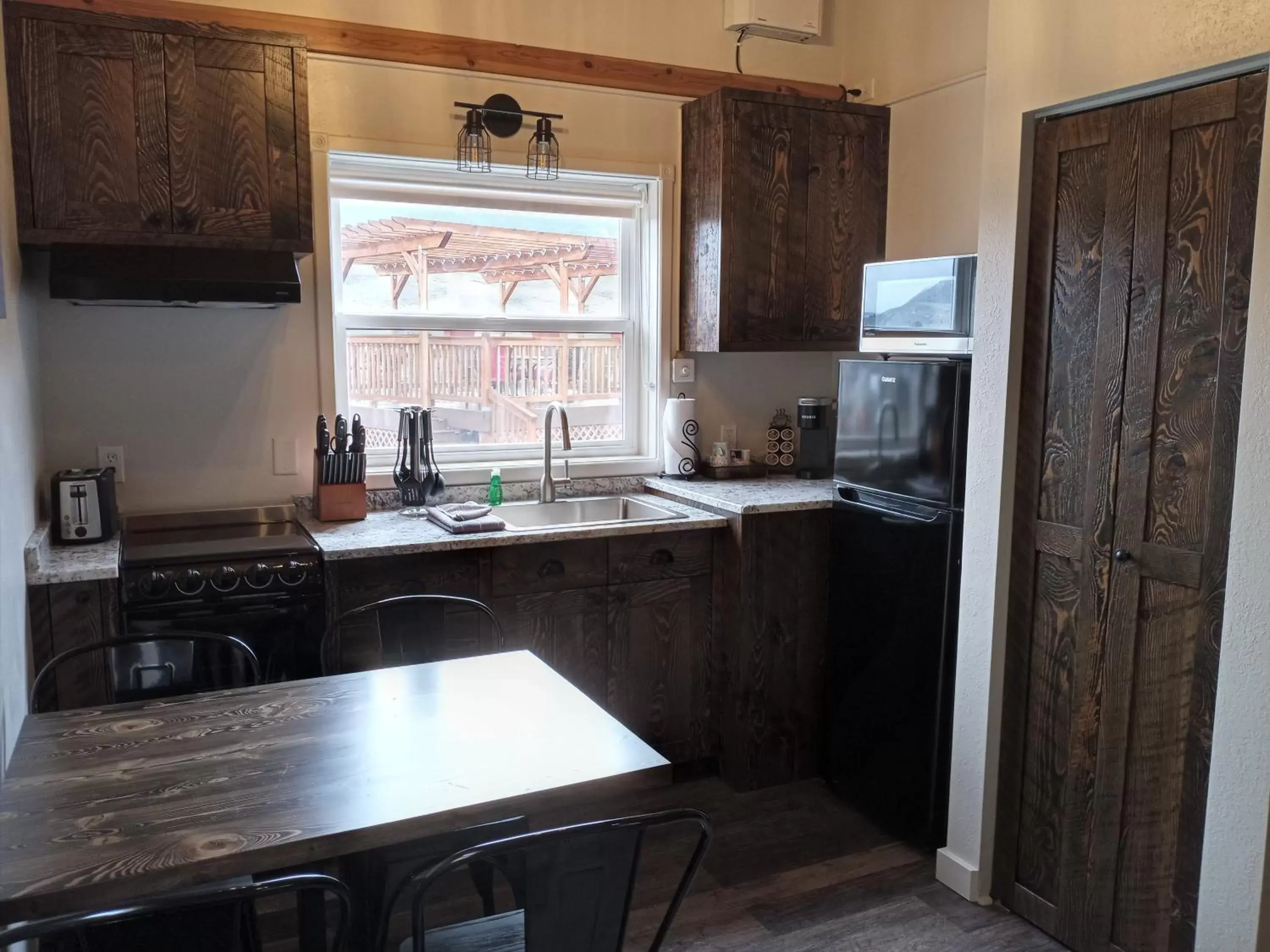 Kitchen/Kitchenette in Yellowstone Riverside Cottages