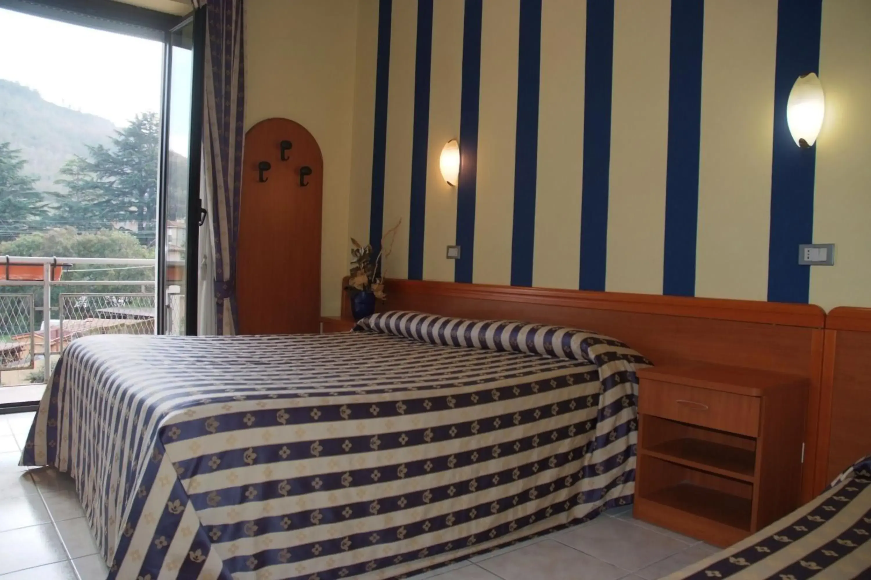 Shower, Bed in Hotel Ristorante Umbria