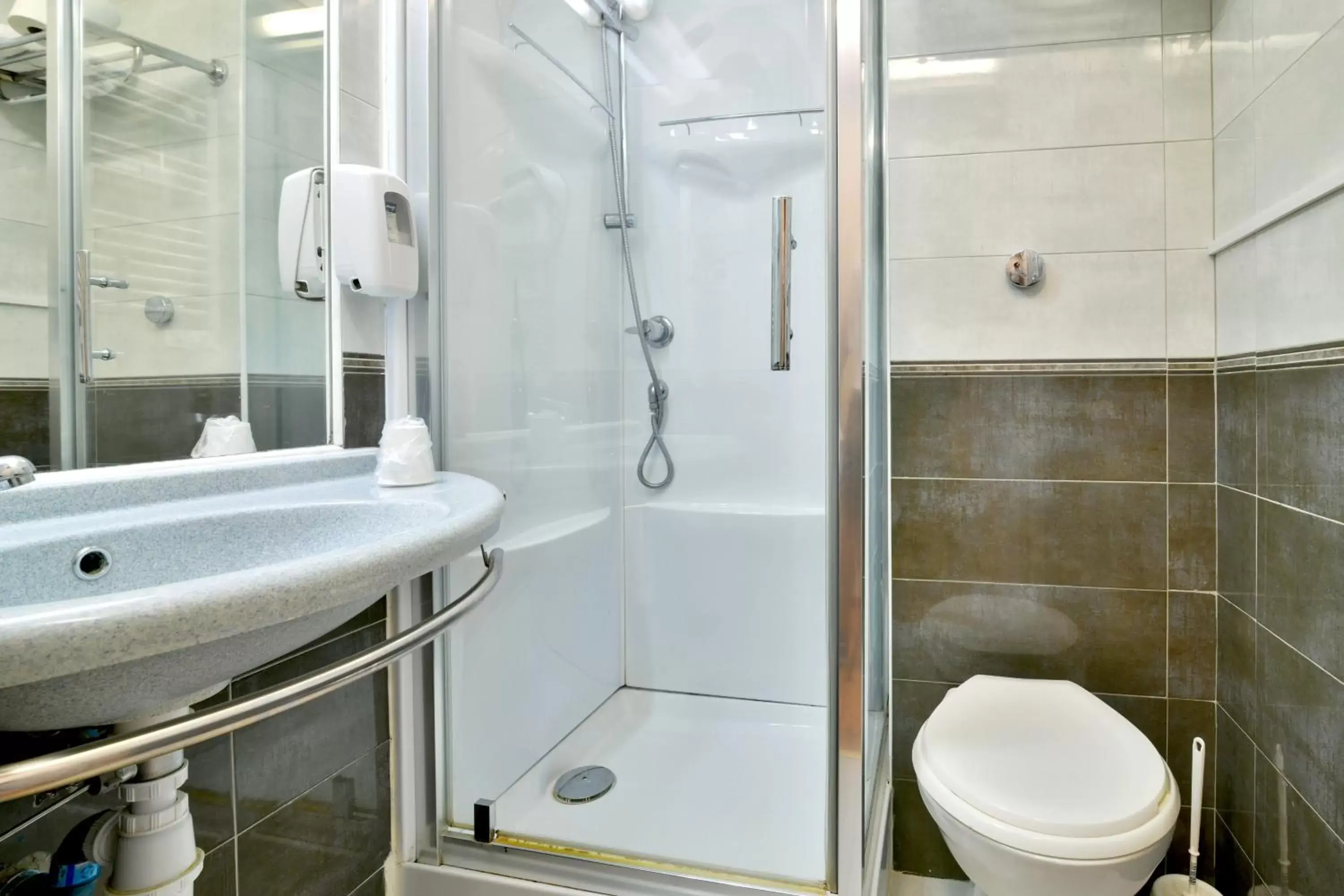 Bathroom in B&B HOTEL Bollène