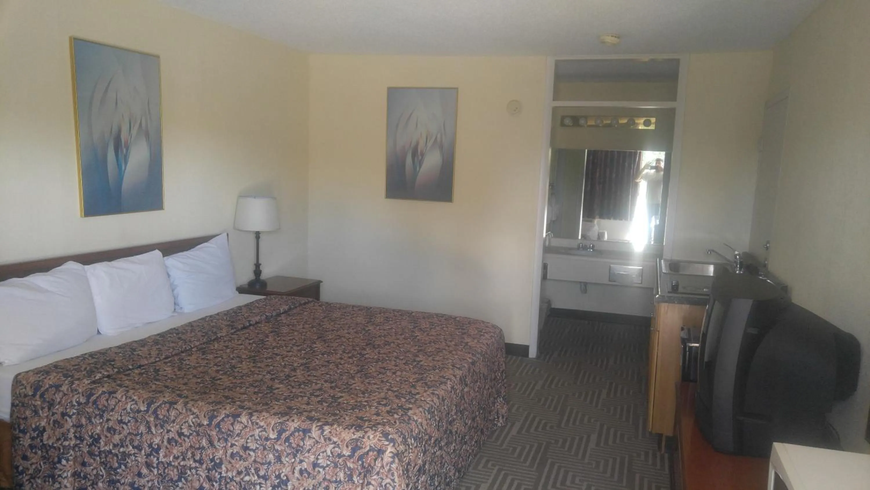 Photo of the whole room, Bed in Americourt Extended Stays