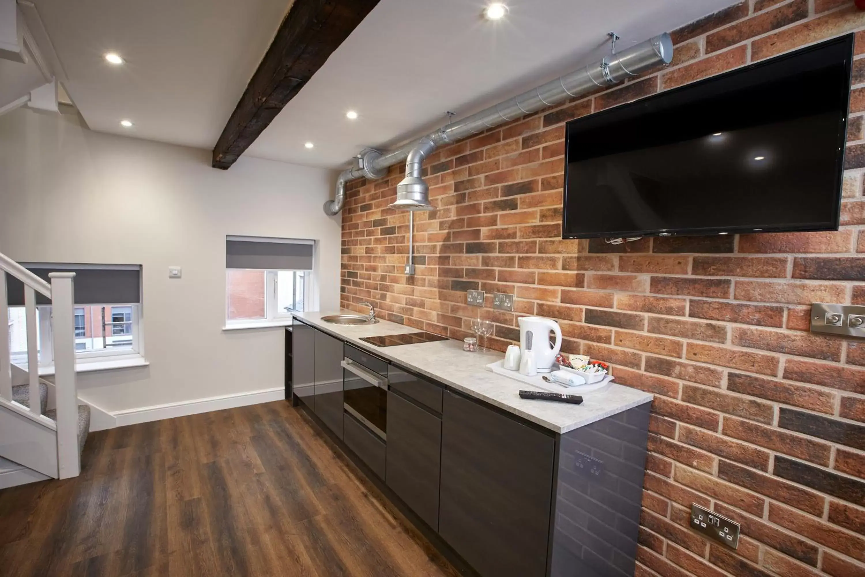 Kitchen or kitchenette, TV/Entertainment Center in Three Cranes Boutique Hotel