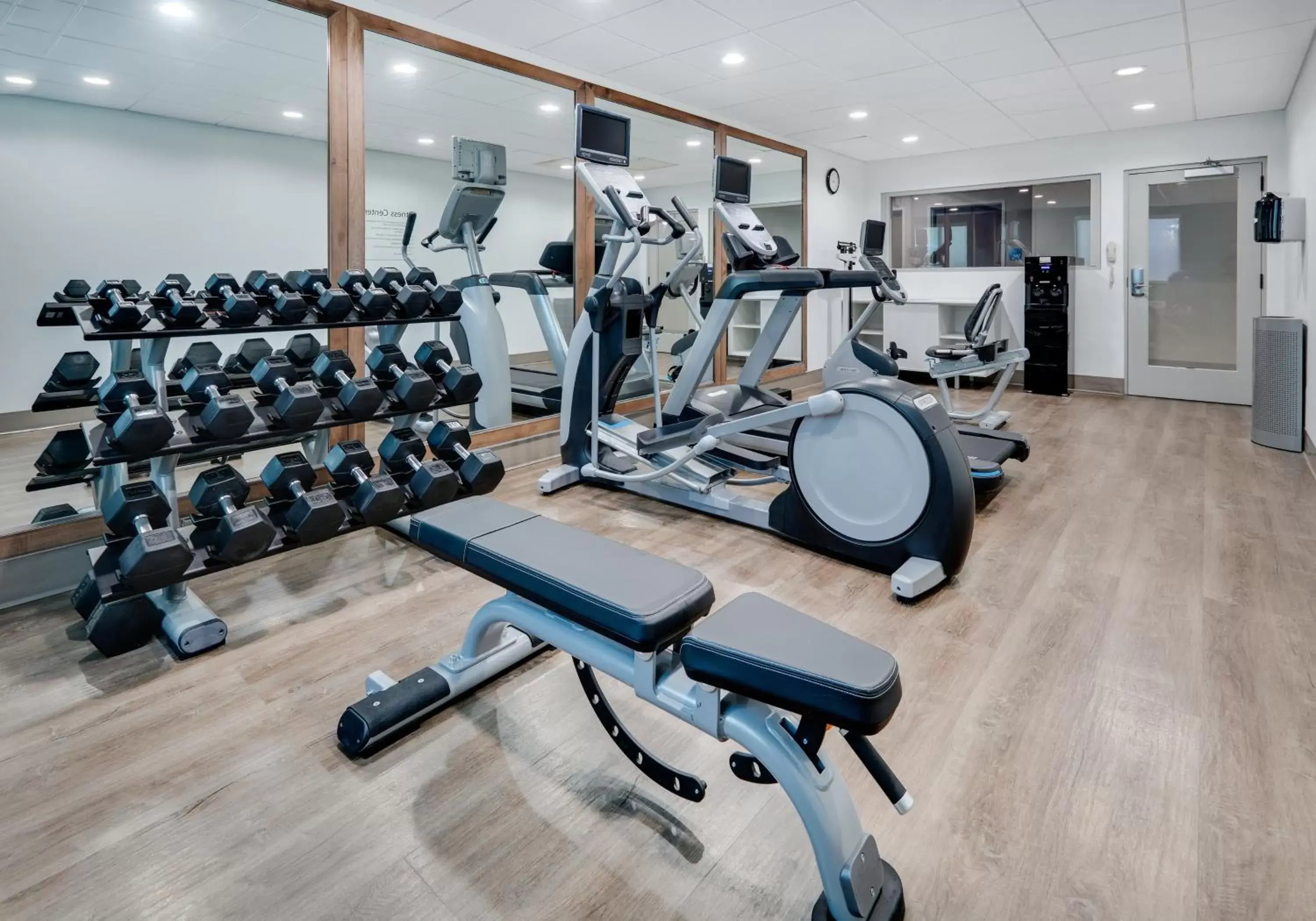Spa and wellness centre/facilities, Fitness Center/Facilities in Holiday Inn Express Northwest near Sea World, an IHG Hotel