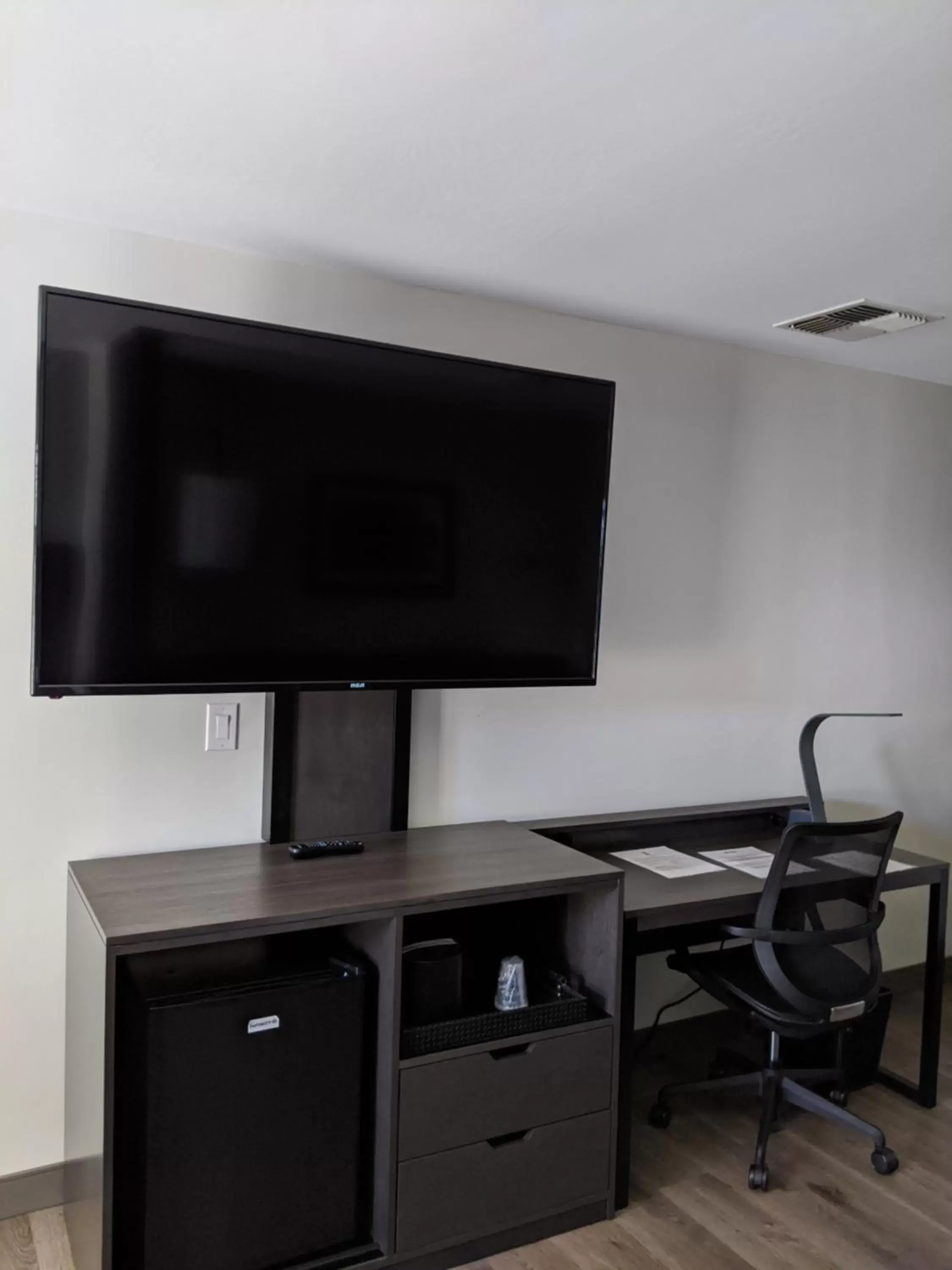 TV and multimedia, TV/Entertainment Center in Best Western Plus Hilltop Inn