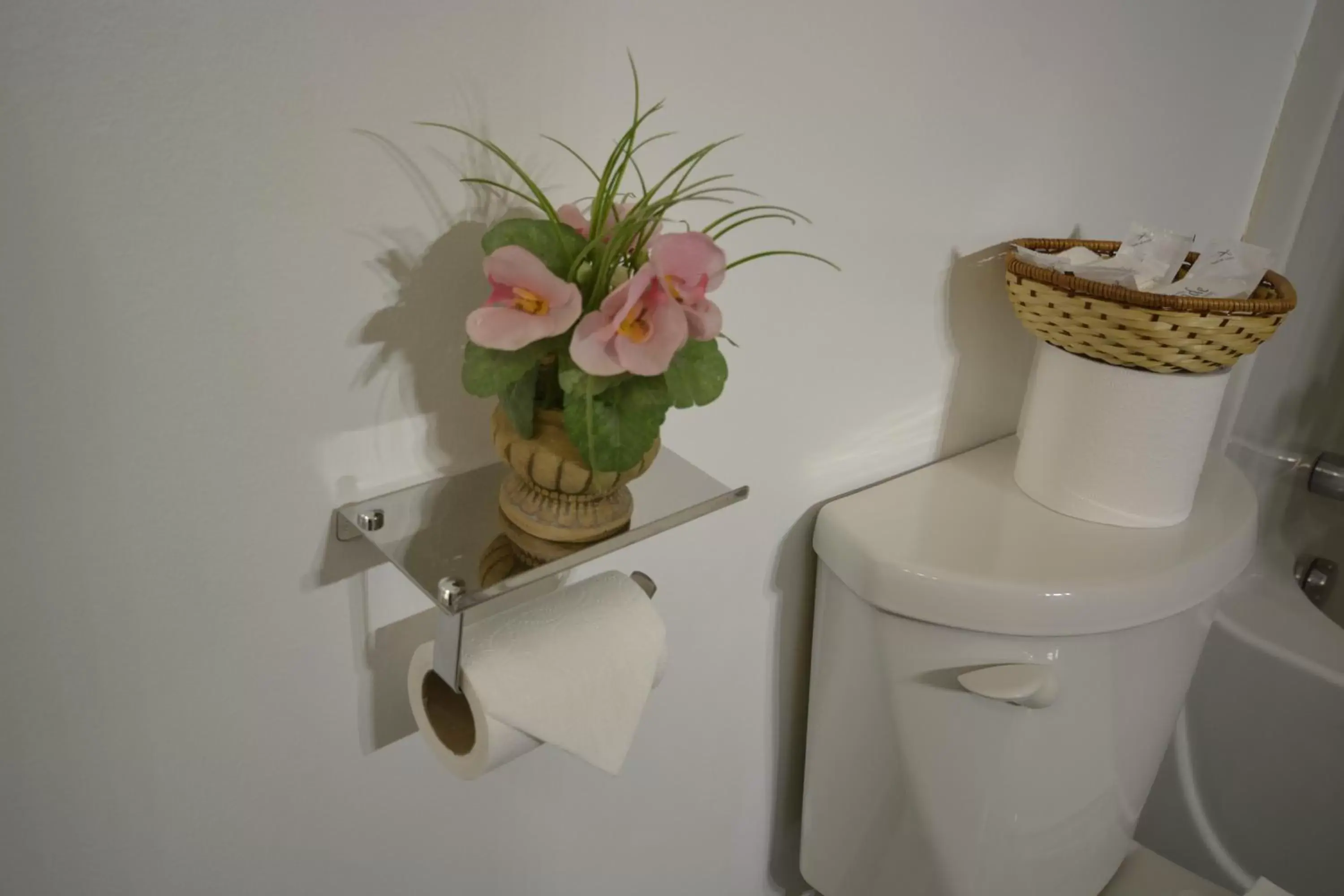 Bathroom in Knights Inn Colonial Fireside Inn