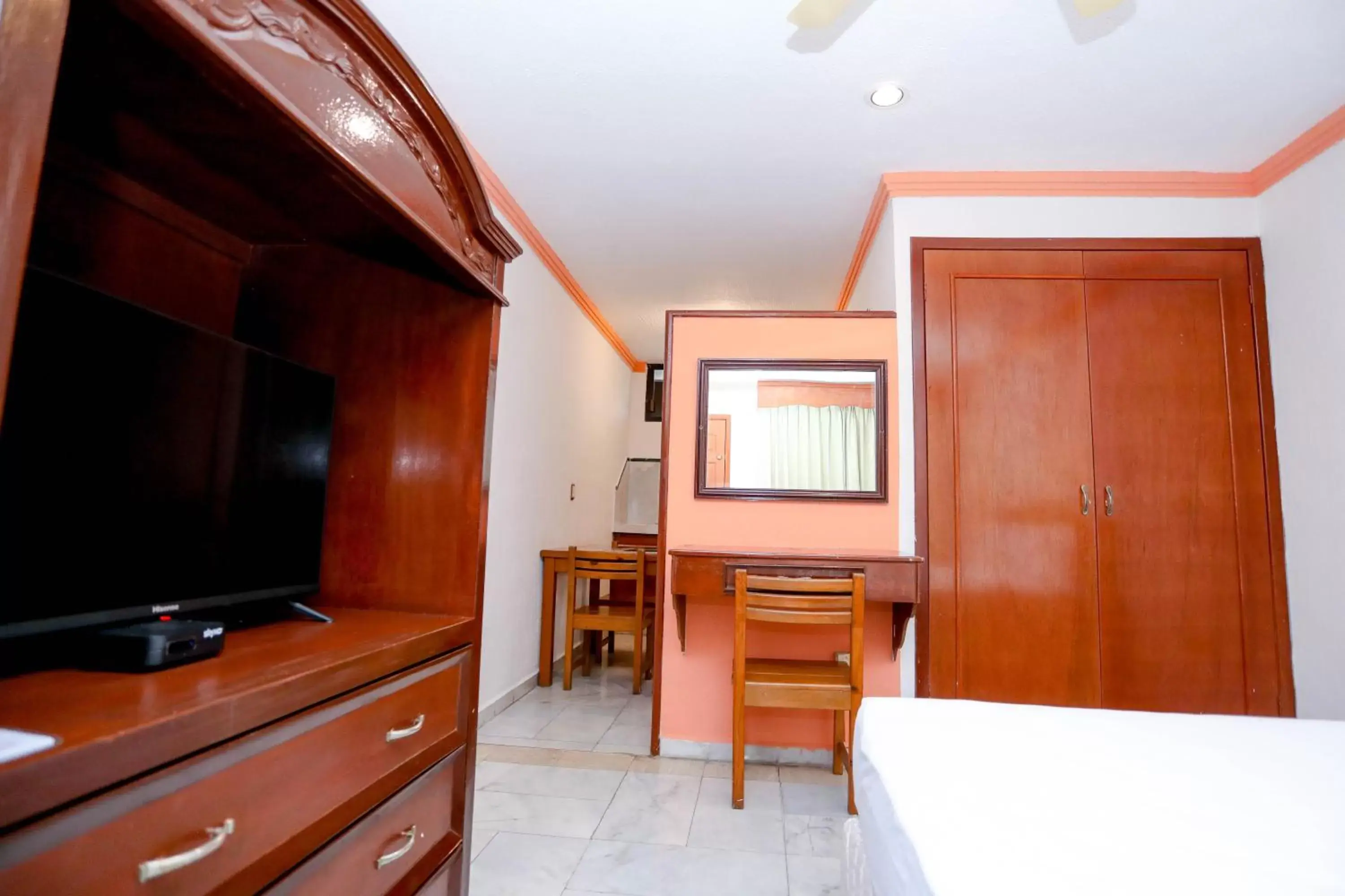 Bed, TV/Entertainment Center in Hotel Avenida Cancun