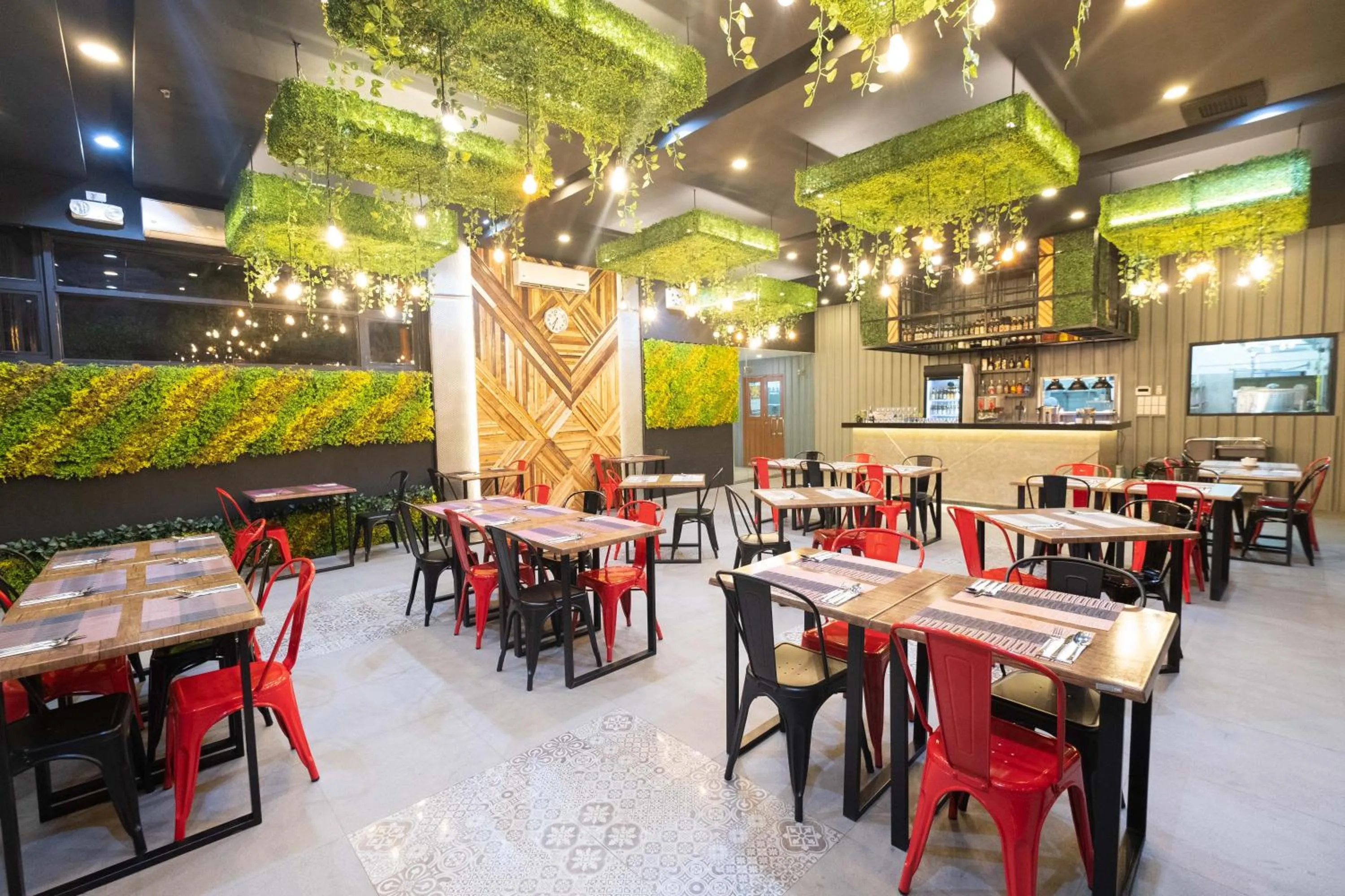 Restaurant/places to eat in Axiaa Hotel