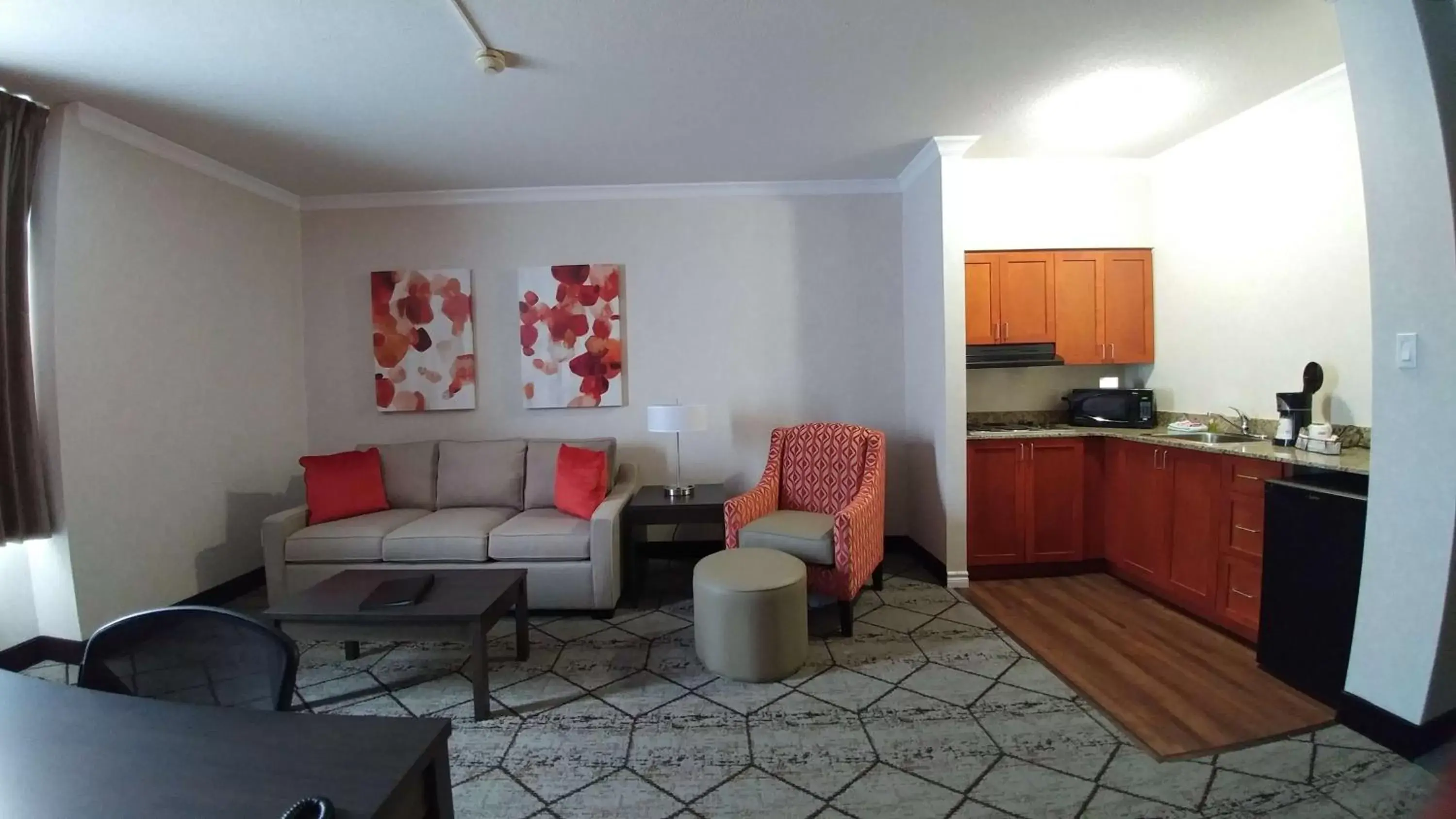 Photo of the whole room, Kitchen/Kitchenette in Best Western Plus Rose City Suites