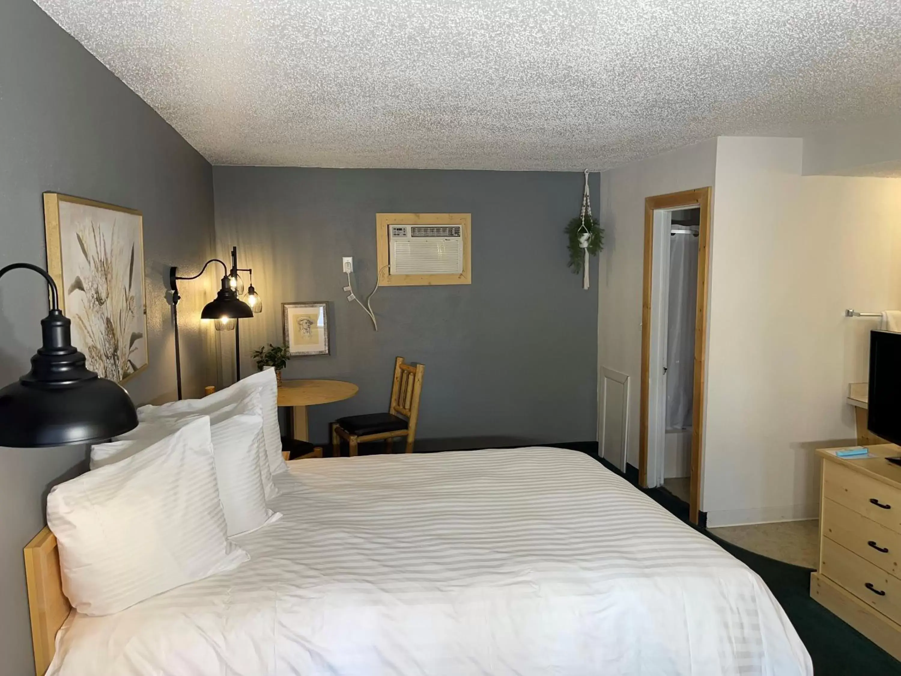 Bed in Moose Creek Lodge & Suites