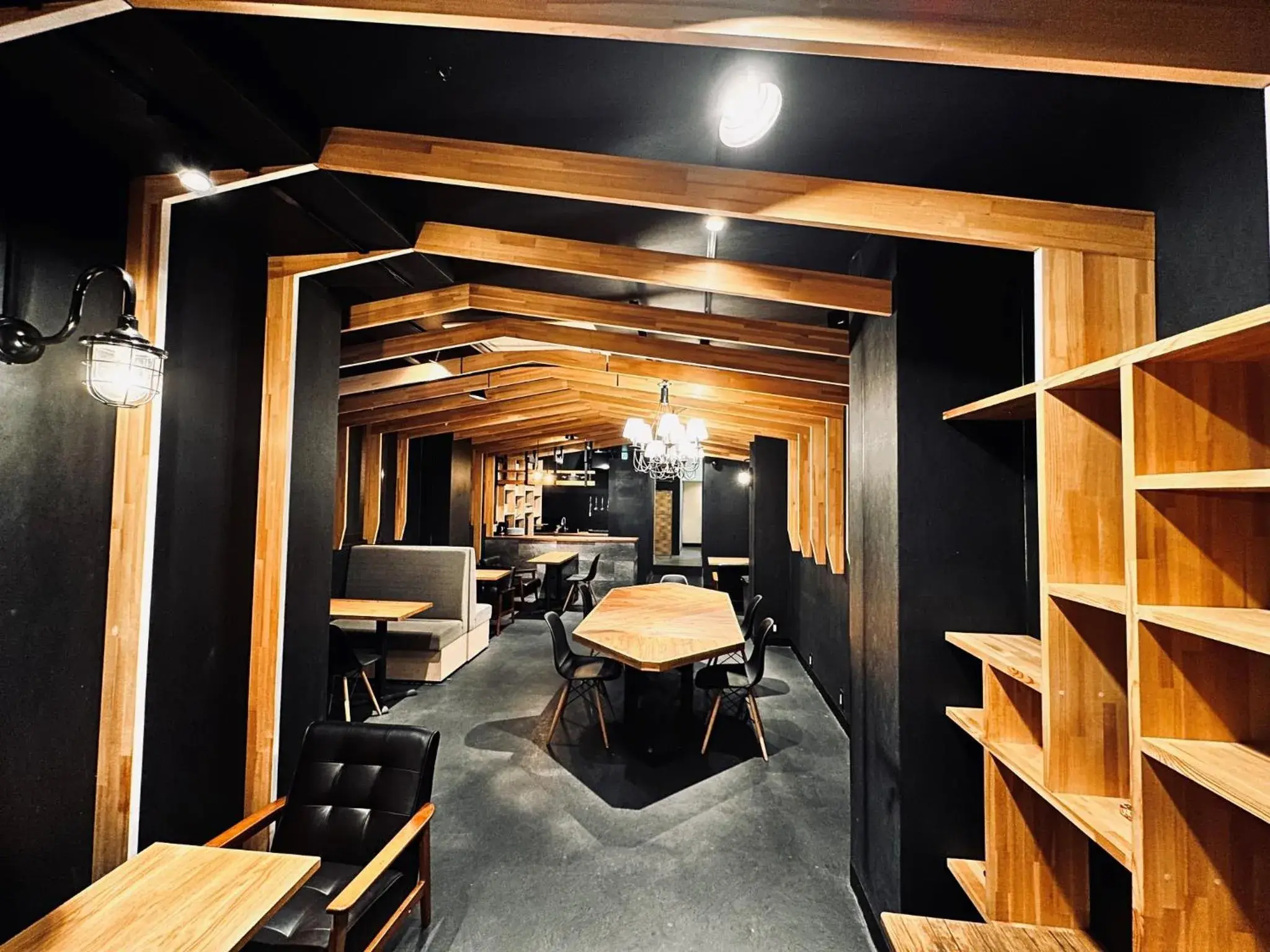 Communal lounge/ TV room, Restaurant/Places to Eat in Namba Guesthouse HIVE