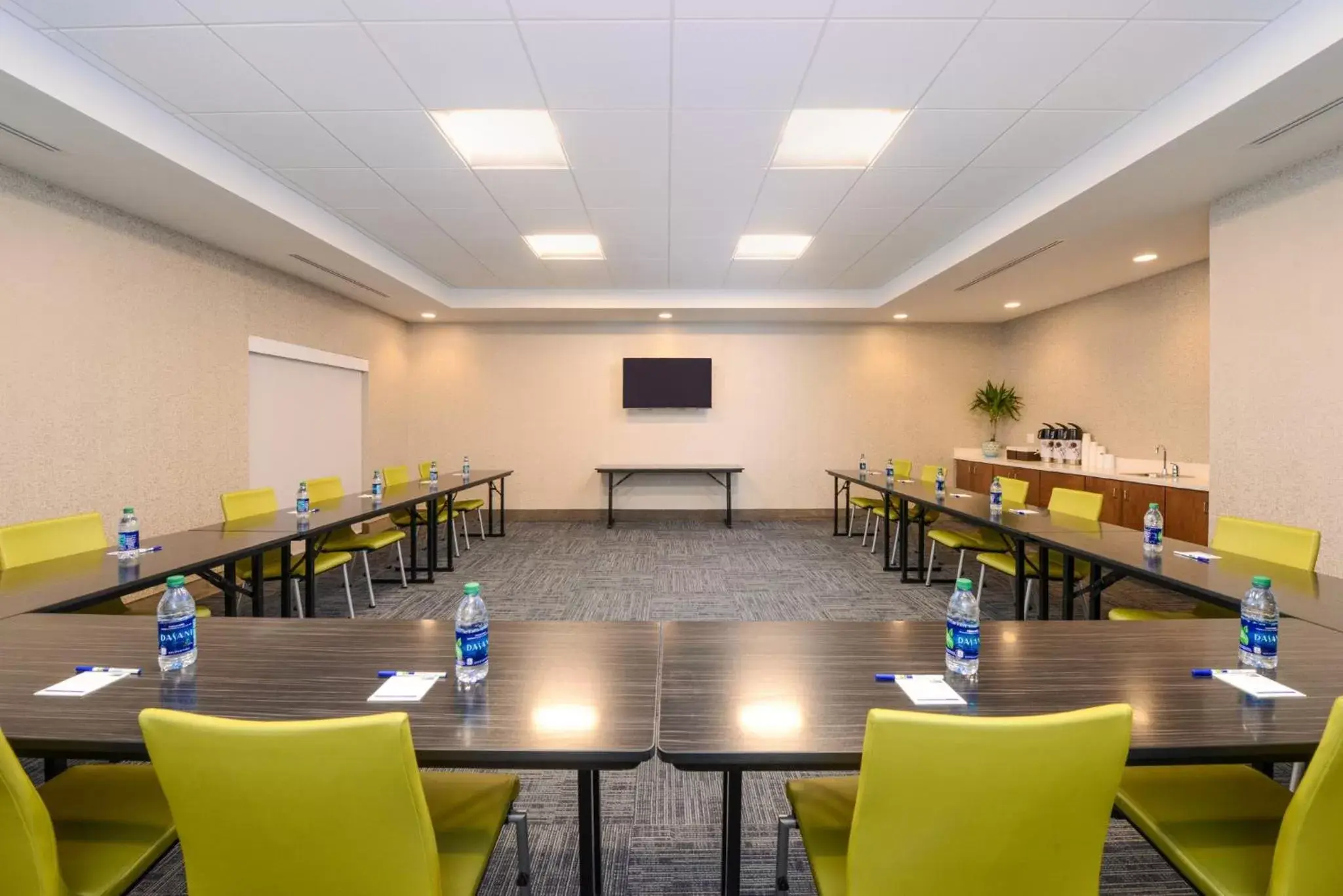 Meeting/conference room in Holiday Inn Express & Suites - Ruskin, an IHG Hotel