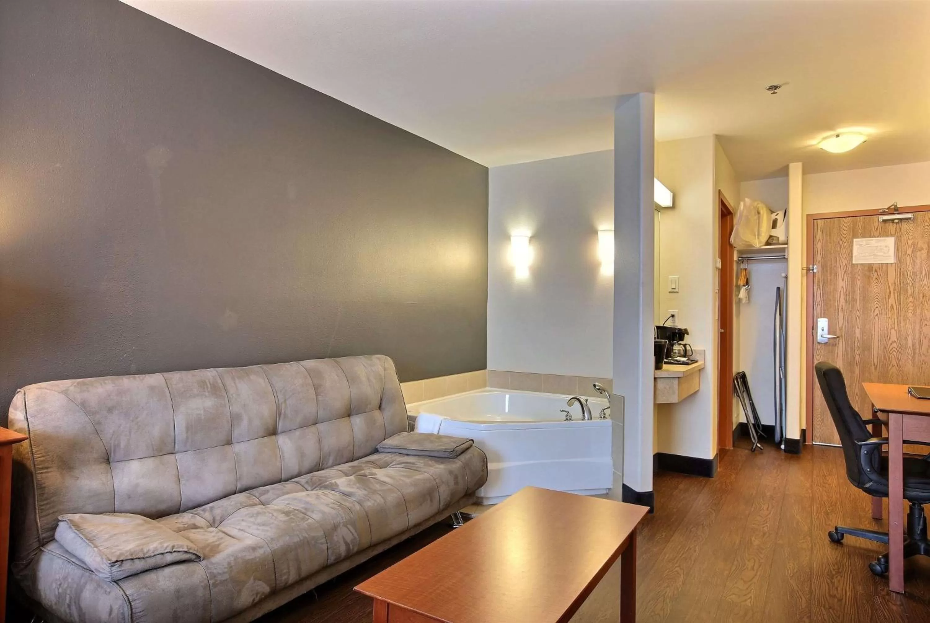 Photo of the whole room in Super 8 by Wyndham Trois-Rivieres