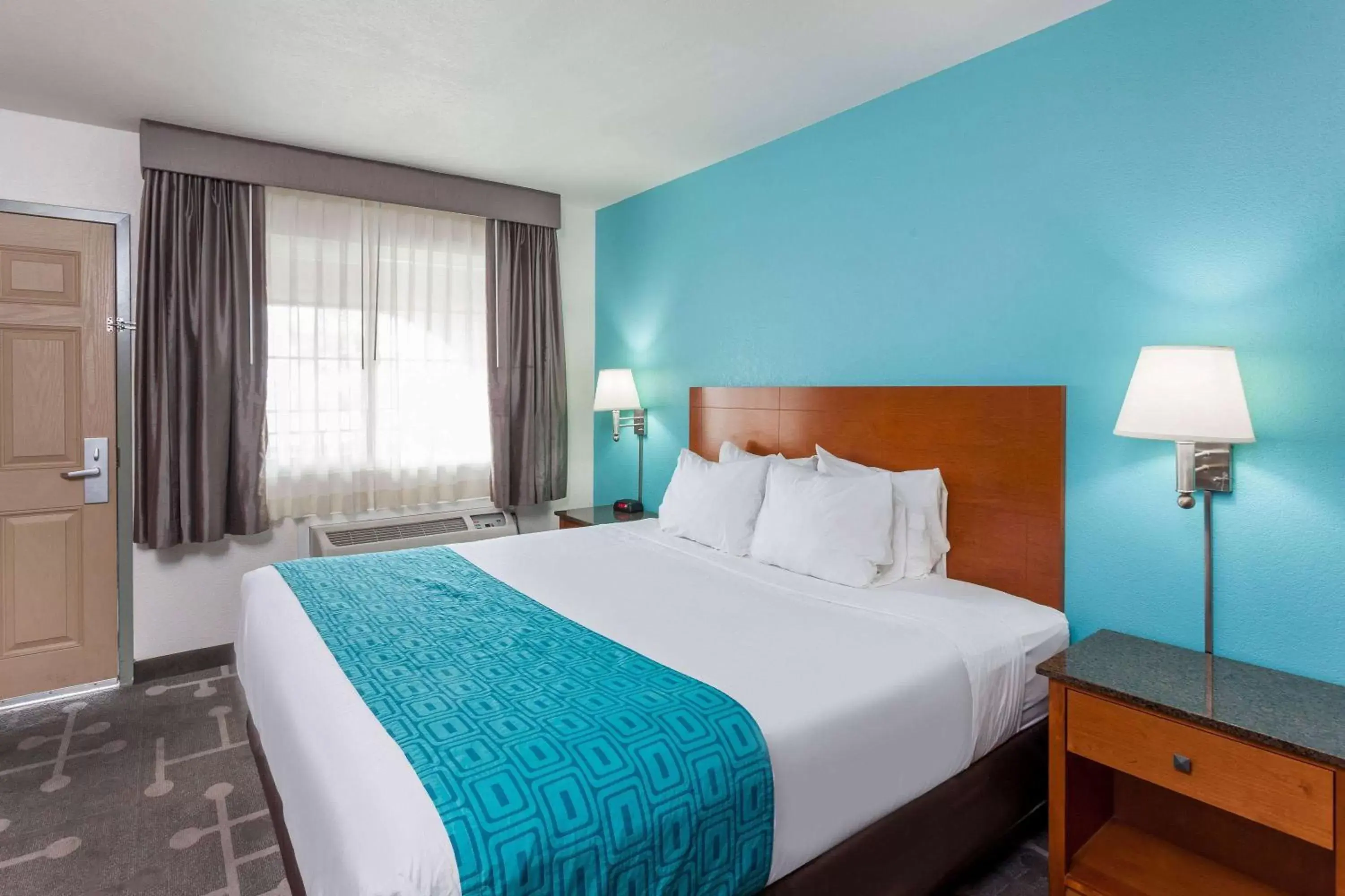 Photo of the whole room, Bed in Howard Johnson by Wyndham National City/San Diego South