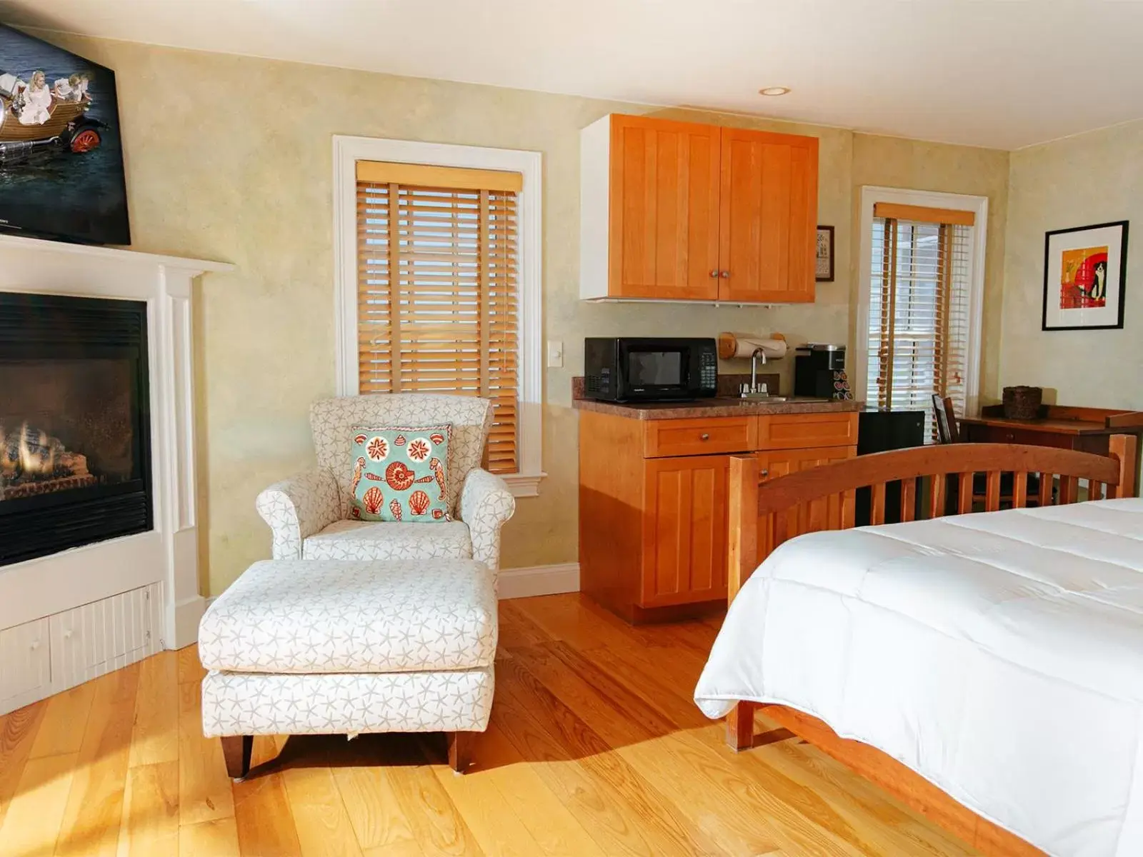 Bed, Kitchen/Kitchenette in The Provincetown Hotel at Gabriel's