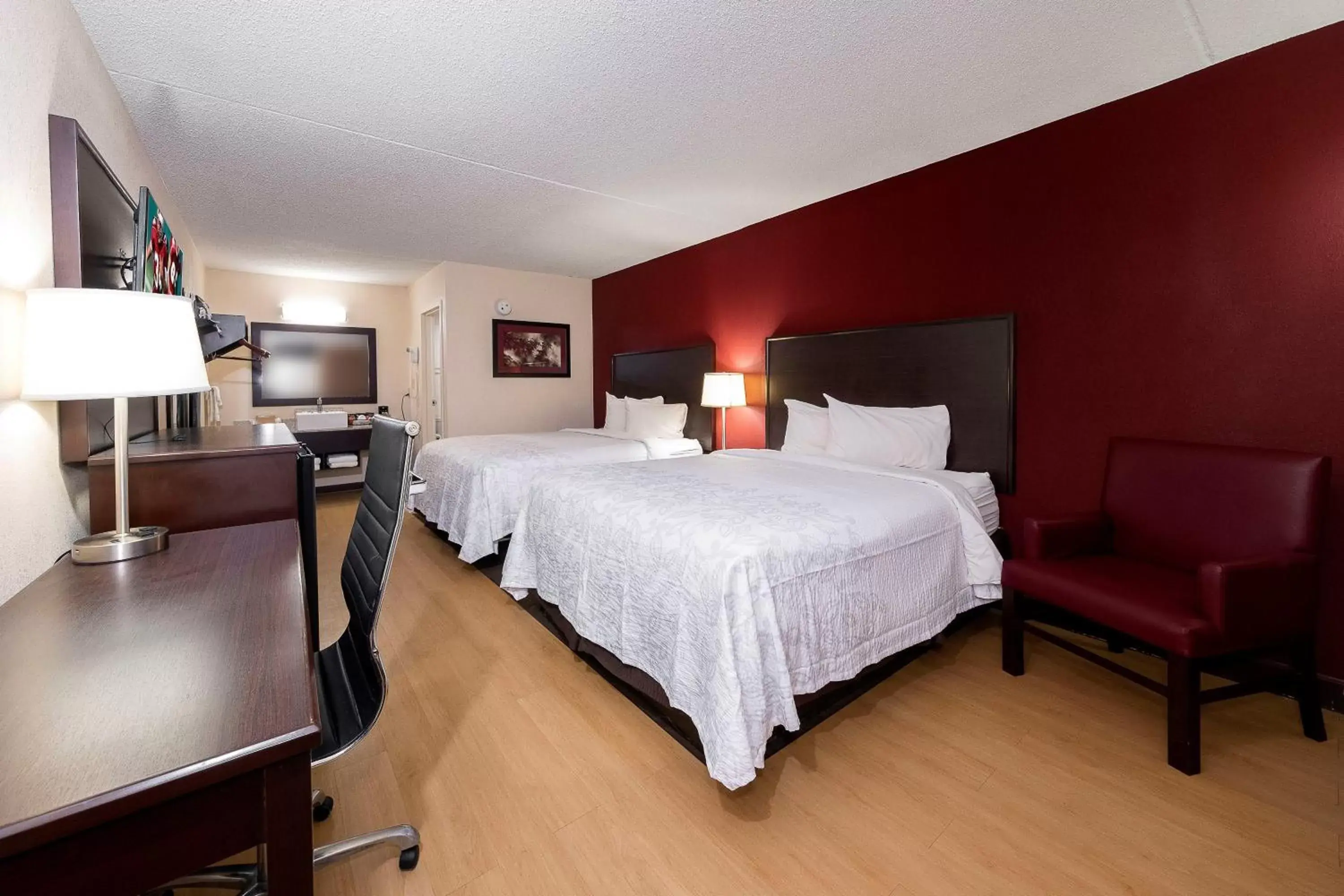 Photo of the whole room, Bed in Red Roof Inn PLUS+ Huntsville – Madison
