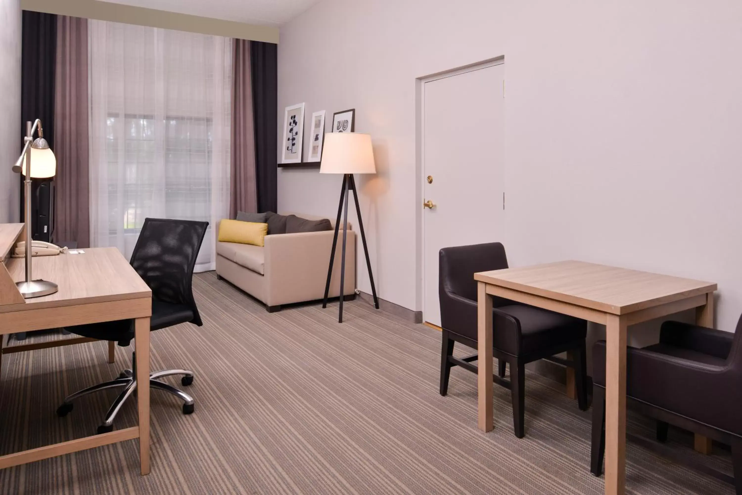 Seating Area in Country Inn & Suites by Radisson, Raleigh-Durham Airport, NC