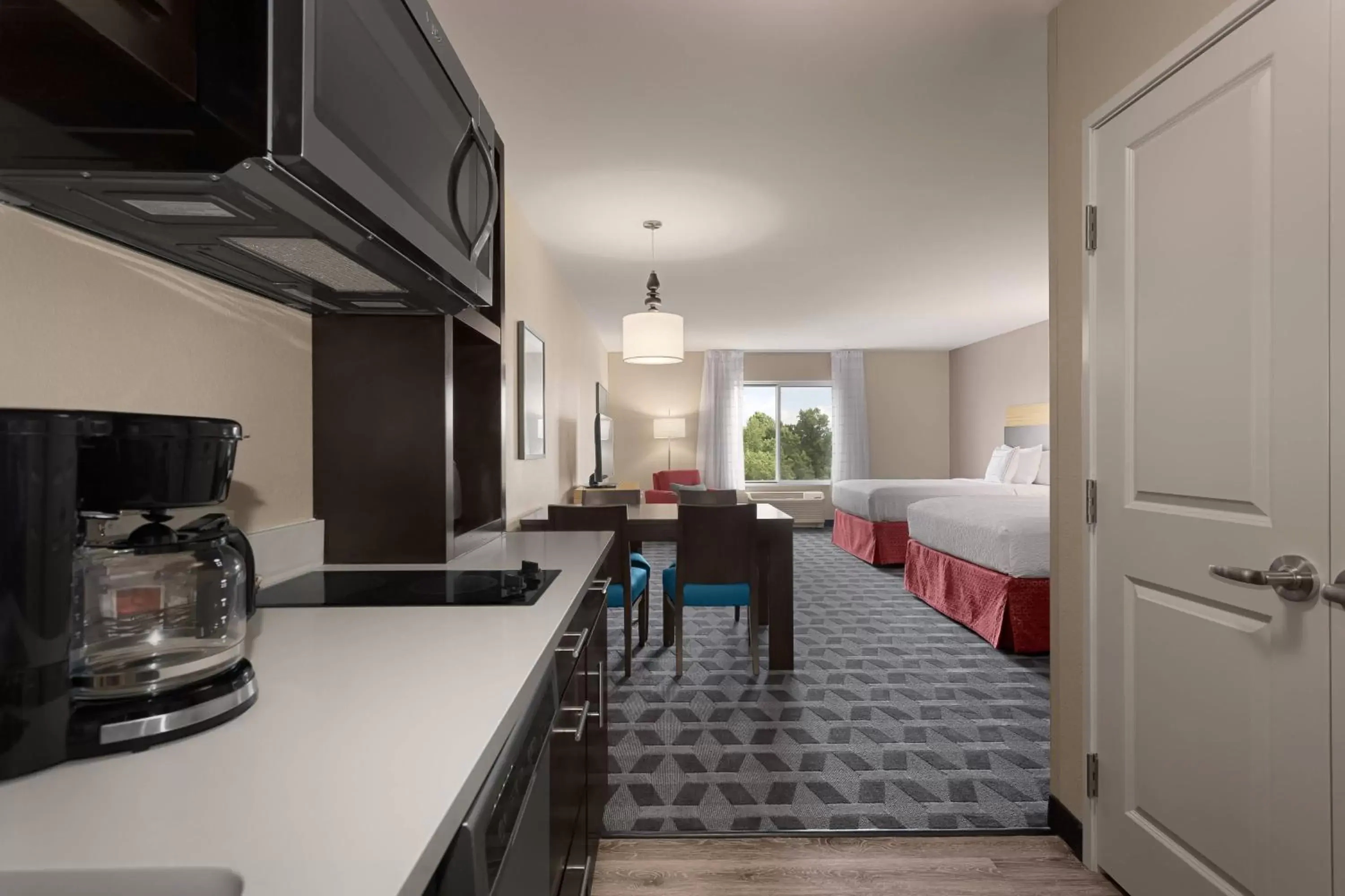 Kitchen or kitchenette, TV/Entertainment Center in TownePlace Suites by Marriott Charleston Mt. Pleasant
