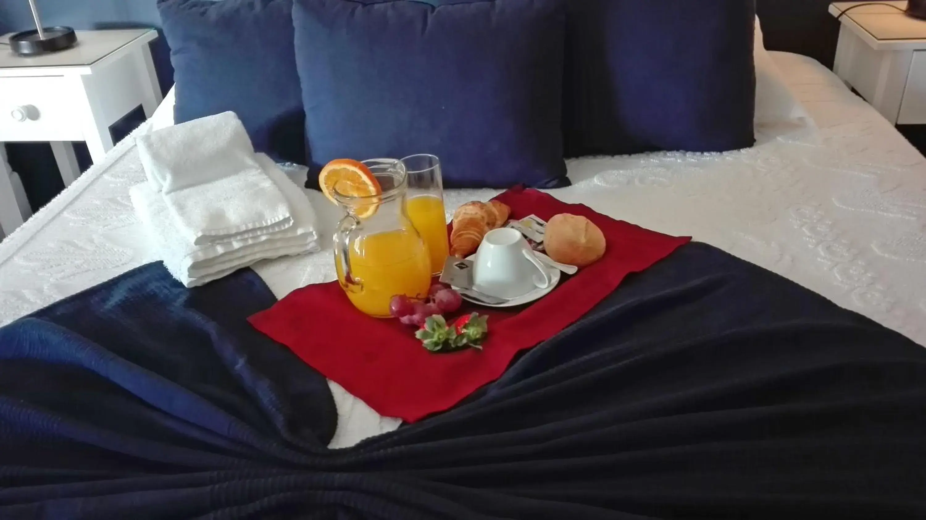 Continental breakfast, Bed in Hotel Porto Nobre