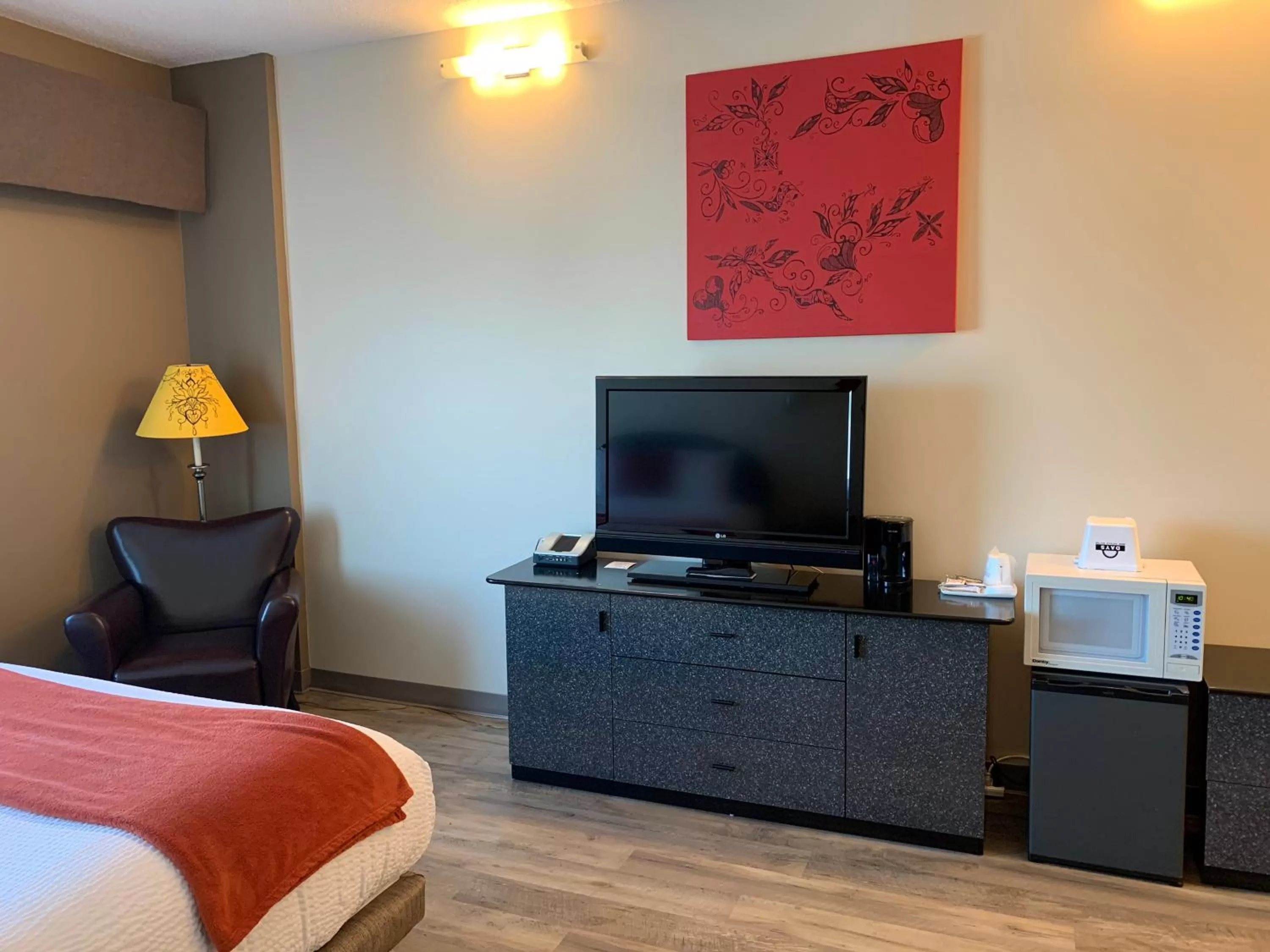 TV and multimedia, Bed in Days Inn by Wyndham Berthierville