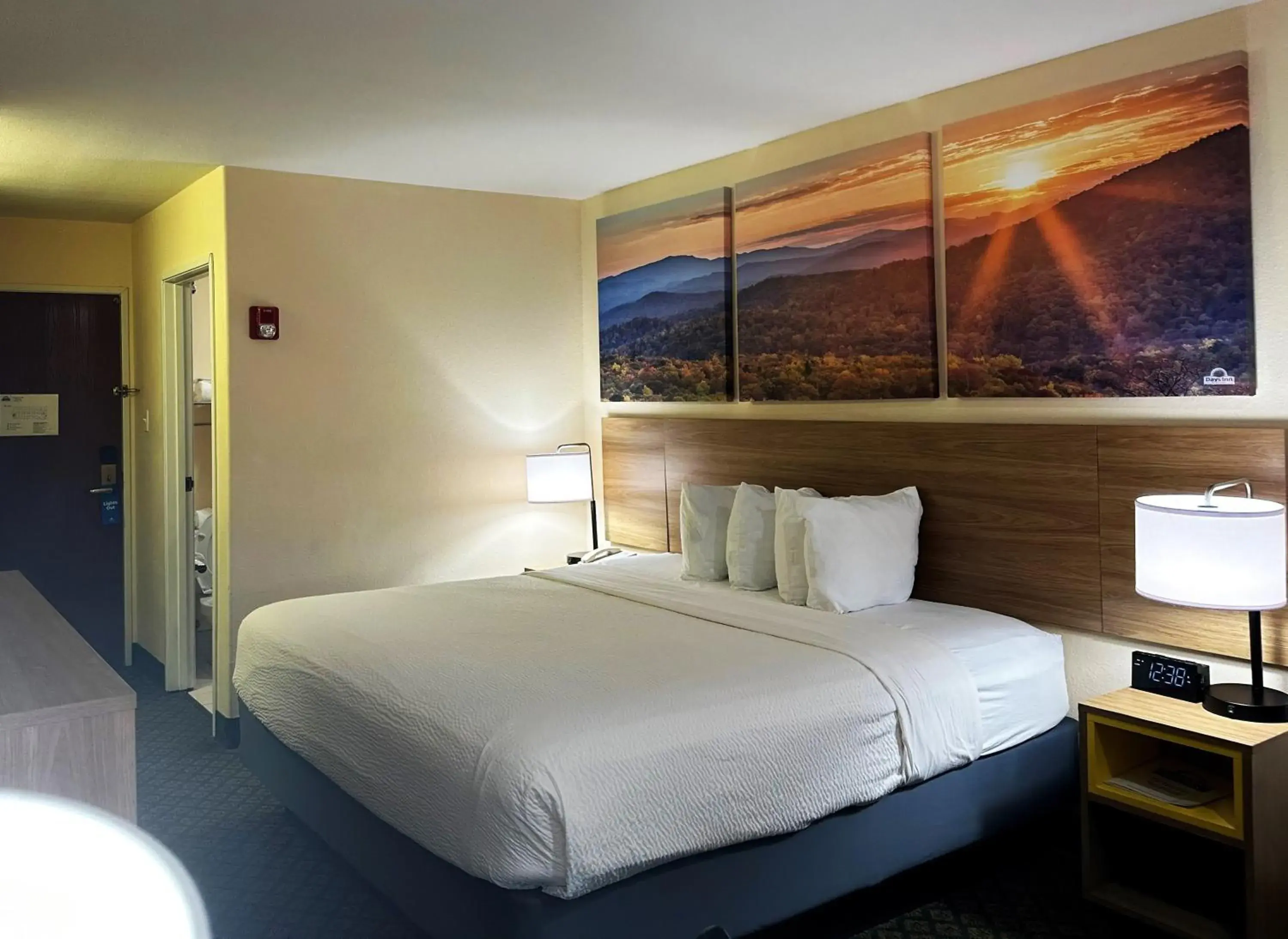 Bedroom, Bed in Days Inn & Suites by Wyndham Eunice