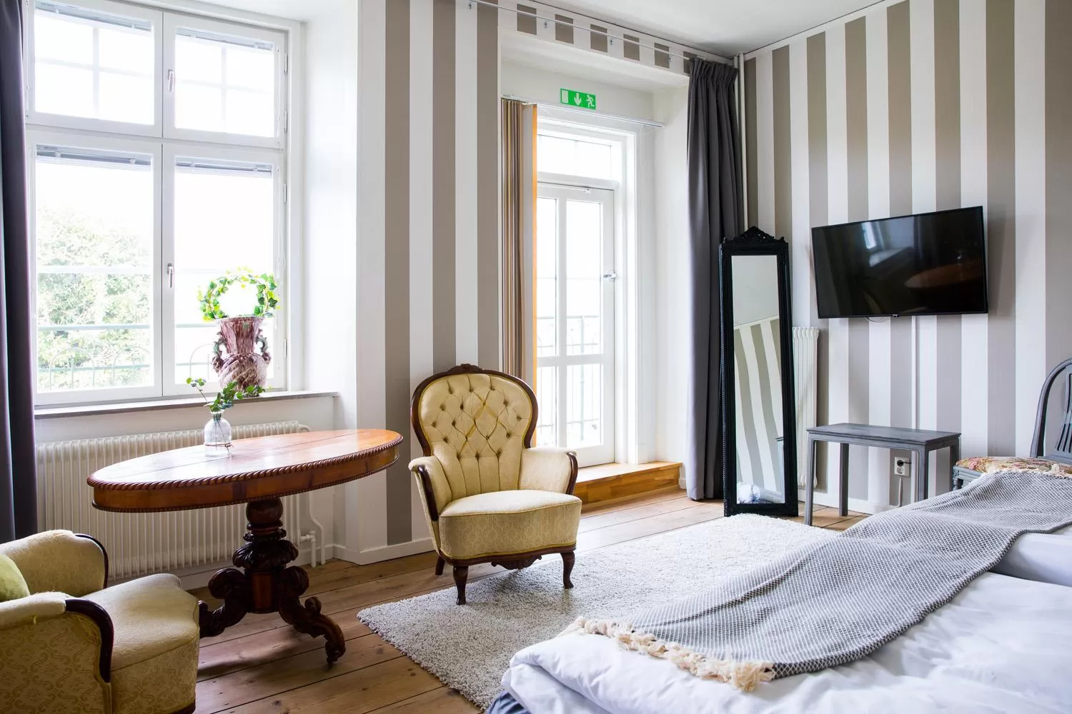 Seating area, Bed in Hotell Breda Blick