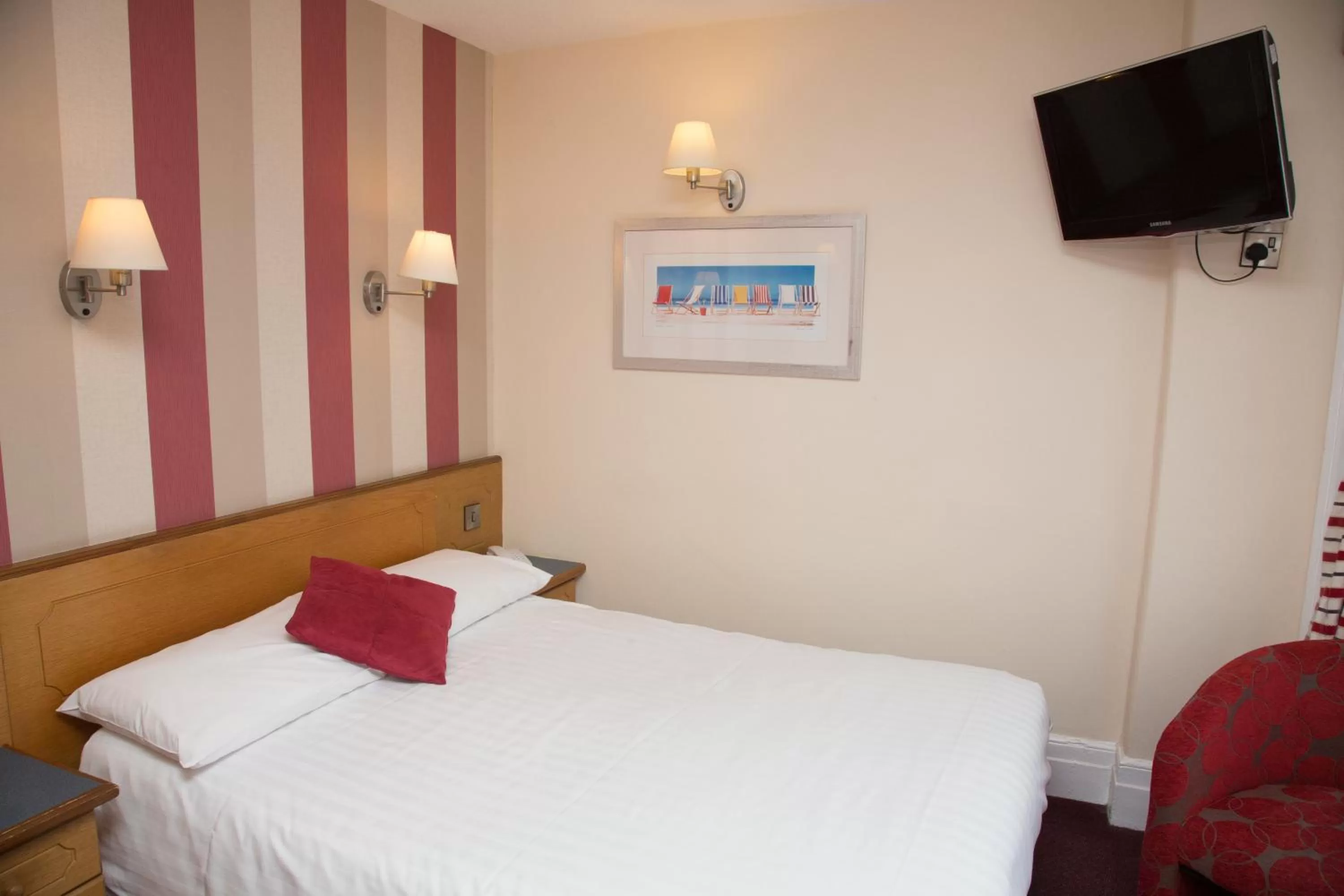 Bedroom, Bed in Cliffs Hotel