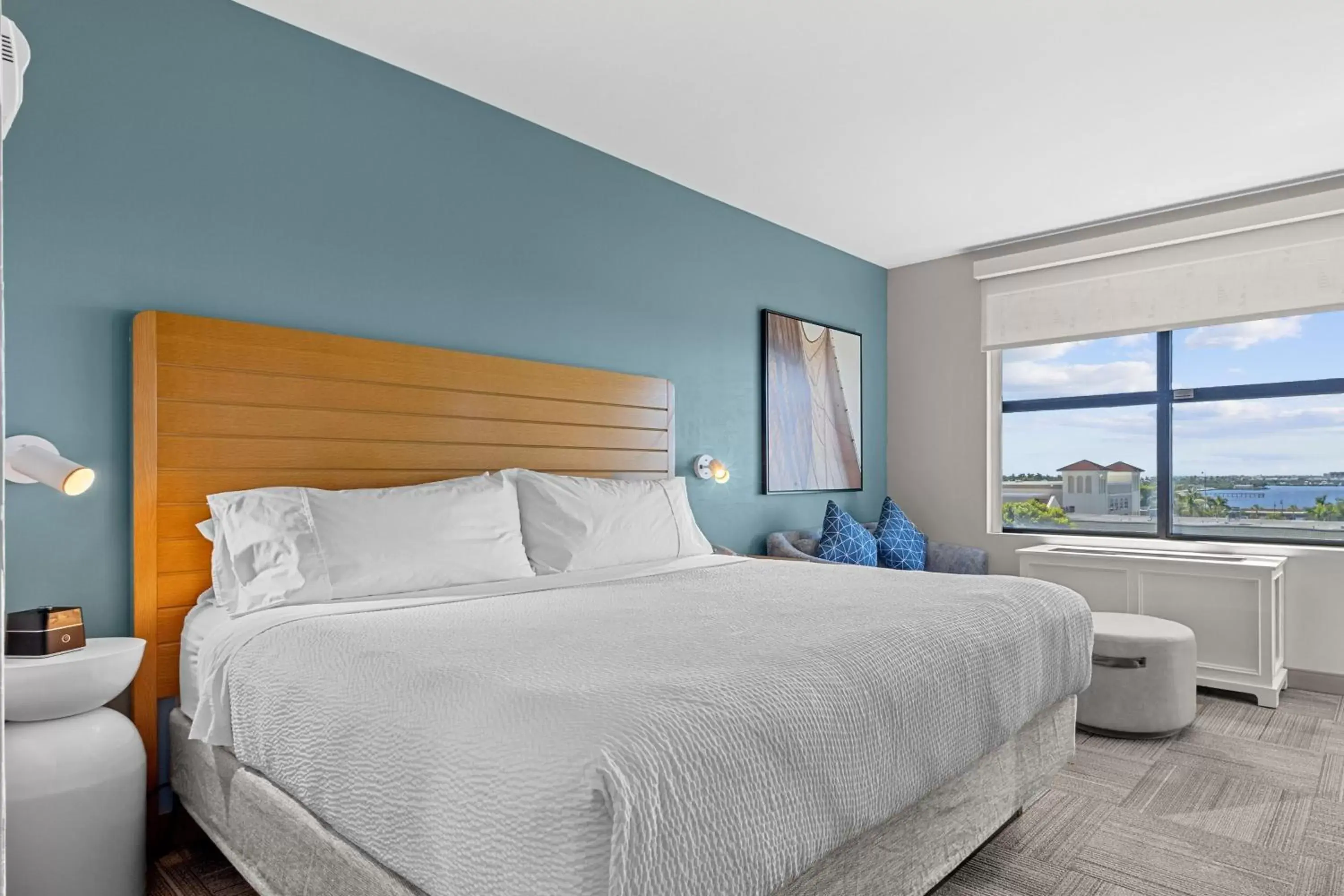 Photo of the whole room, Bed in Four Points By Sheraton Punta Gorda Harborside