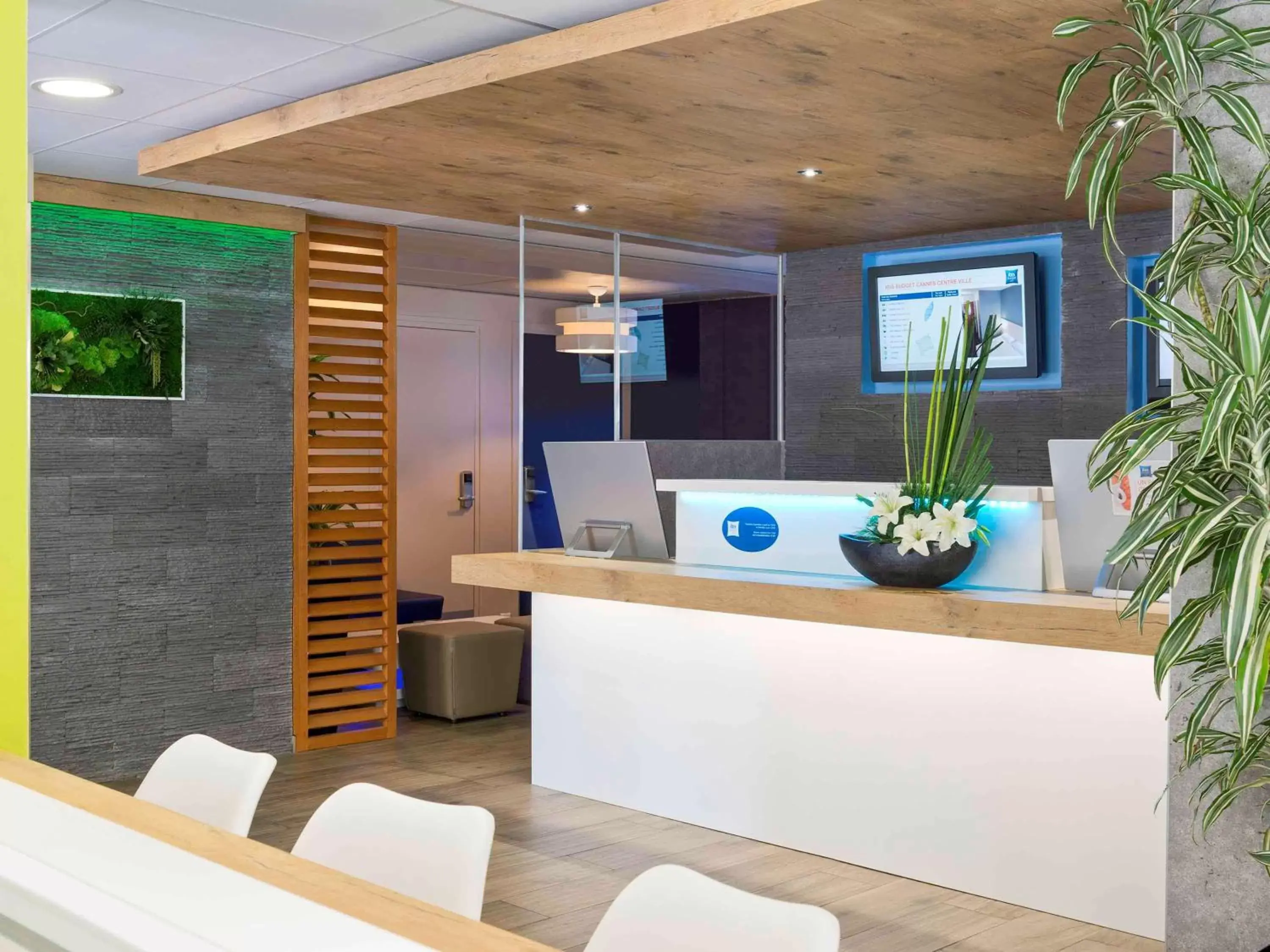 Property building, Lobby/Reception in ibis budget Cannes Centre Ville