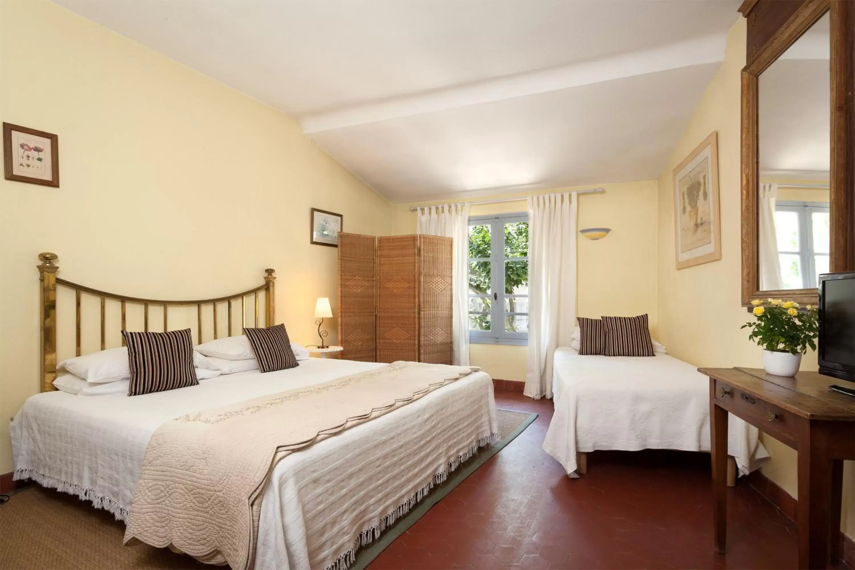 Charm Triple Room in Hotel De L'Atelier Charm Triple Room in Hotel De L'Atelier